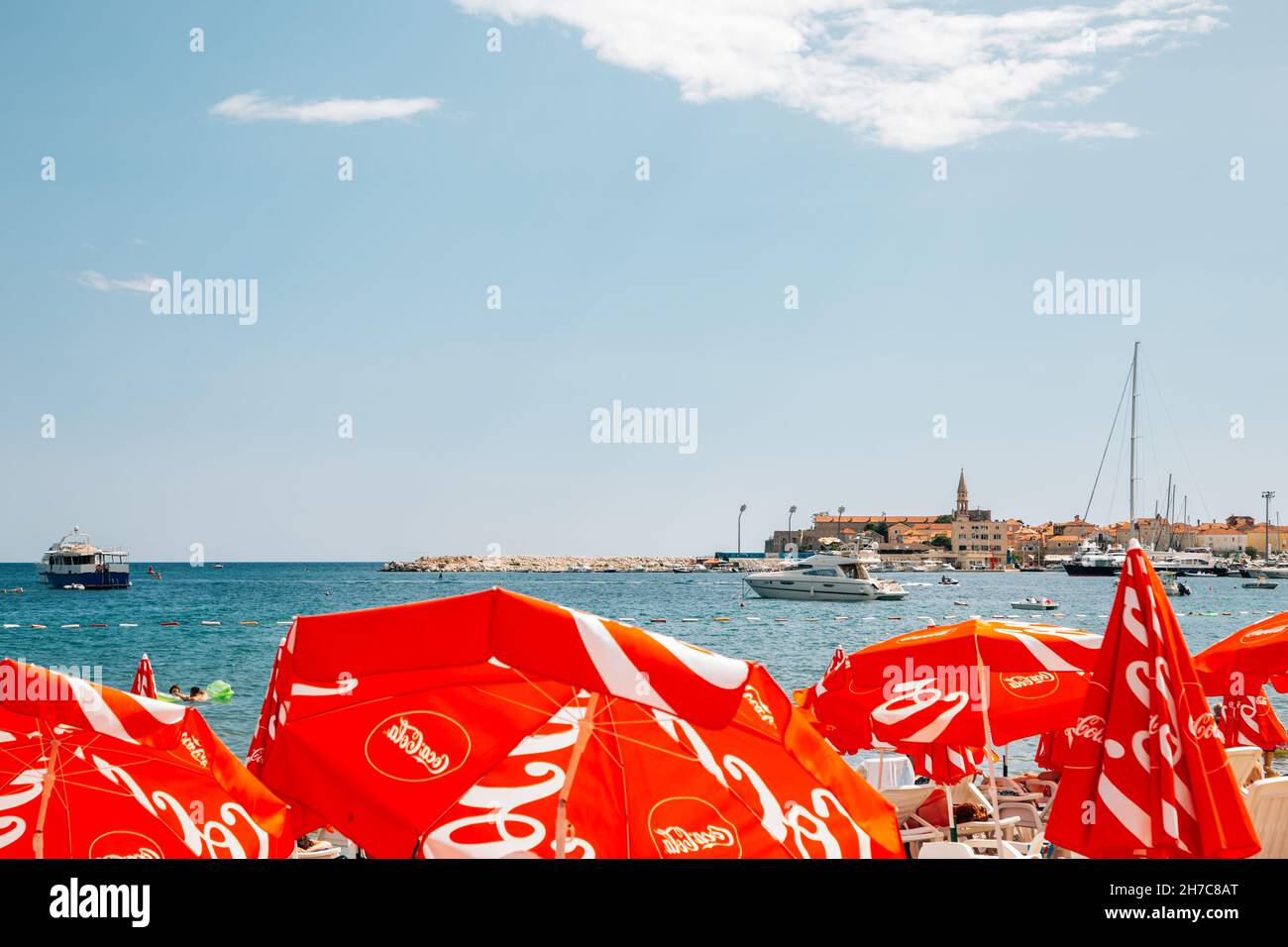 Budva, Montenegro - 14. Juli 2019 : Budva Altstadt und Strand Stockfoto