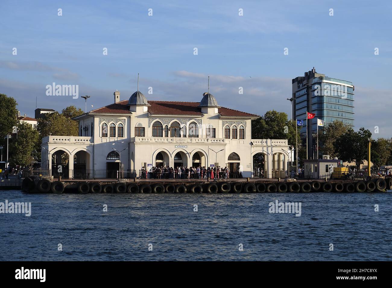 ISTANBUL, TÜRKEI - 21. Okt 2021: Der historische Besiktas Pier mit Touristen und Double Tree by Hilton Hotel in Istanbul, Türkei Stockfoto