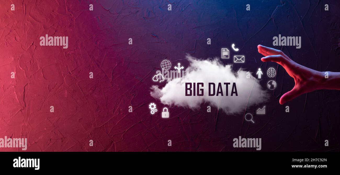 Geschäftsmann hält die Inschrift , Wort BIG DATA . Vorhängeschloss, Gehirn, Mann, Planet, Graph, Lupe, Zahnräder, Symbol für Cloud, Grid, Dokument, Brief, Telefon Stockfoto