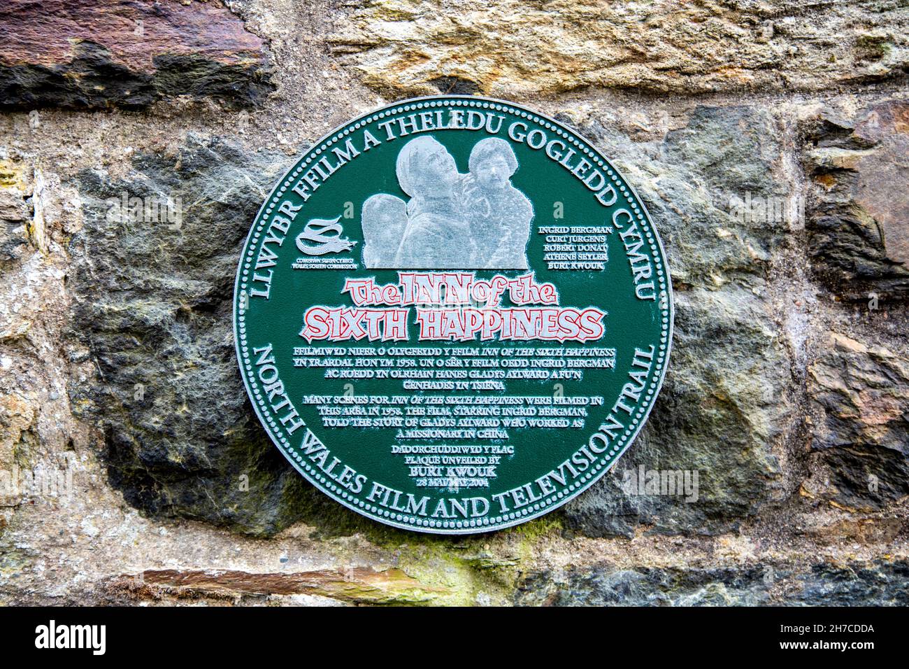Grüne Gedenktafel für „The Inn of the Sixth Happiness“ entlang des North Wales Film and Television Trail, Beddgelert, Snowdonia, Wales, Großbritannien Stockfoto