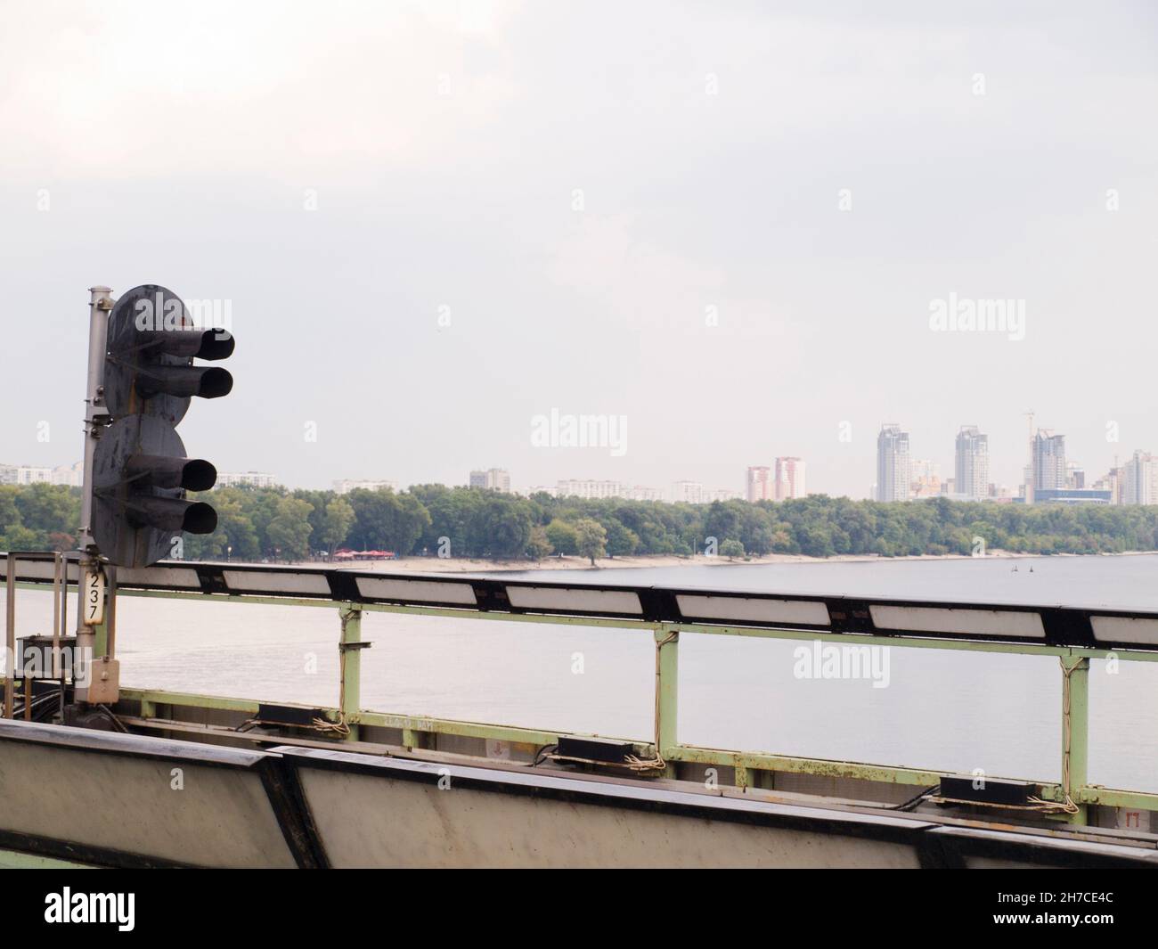 Ein altes Semaphor, das auf einer Brücke vor dem Stadtpanorama steht Stockfoto