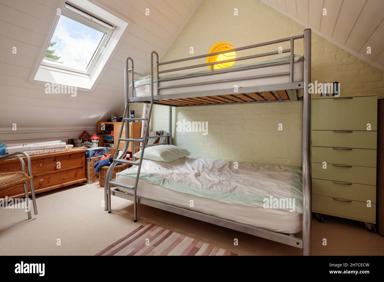 Stradishall, Suffolk, England - 16. Juni 2020: Schlafzimmer im Dachgeschoss mit weiß gestrichenen Wänden und Etagenbett. Stockfoto