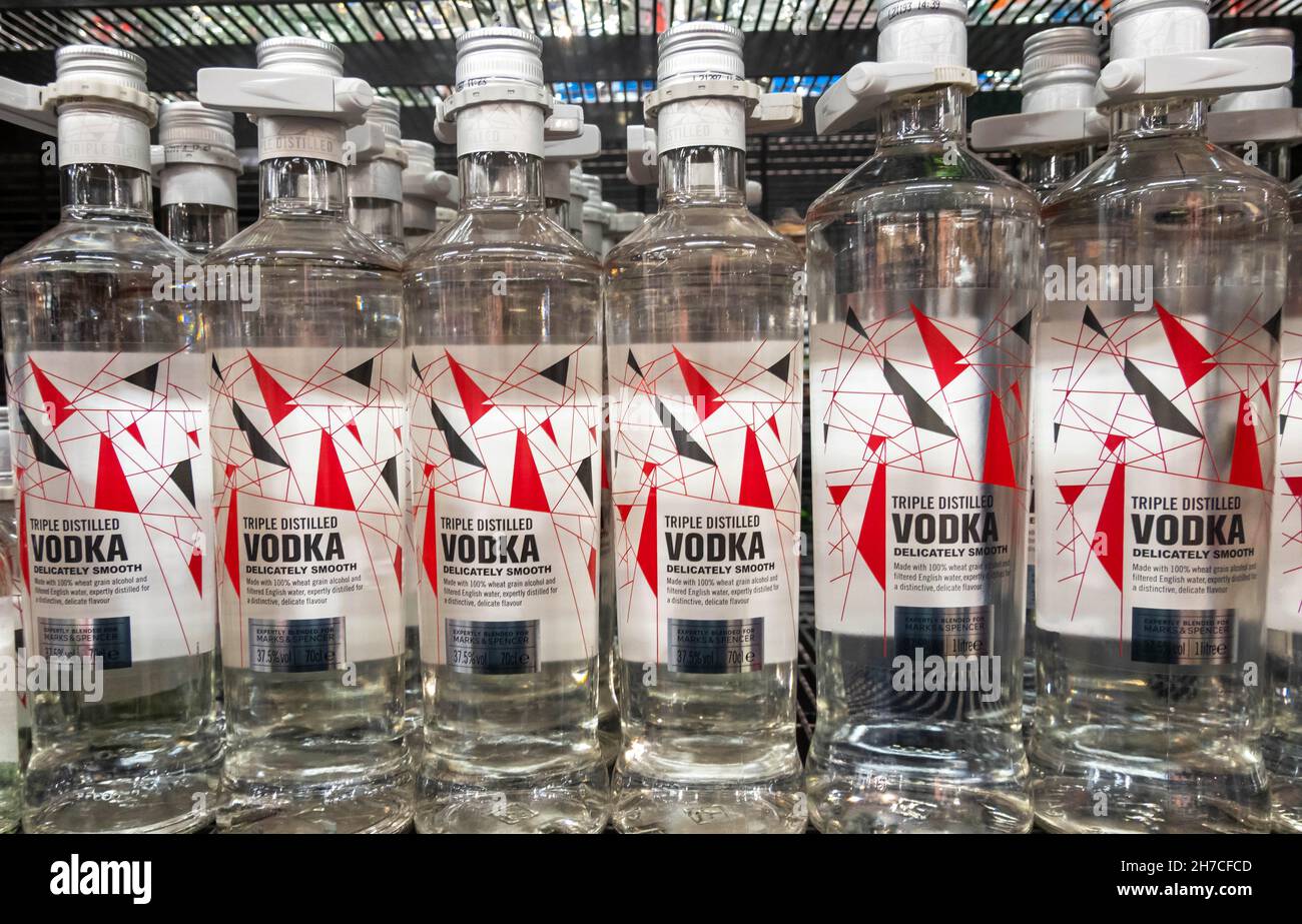Flaschen mit dreifach destilliertem Wodka auf einem Regal bei M&S Foodhall in England, Großbritannien Stockfoto
