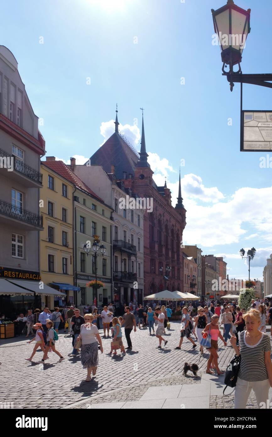 TORUN, POLEN - 07. August 2021: Stadthäuser rund um den Hauptplatz des historischen Teils der Stadt Torun Stockfoto