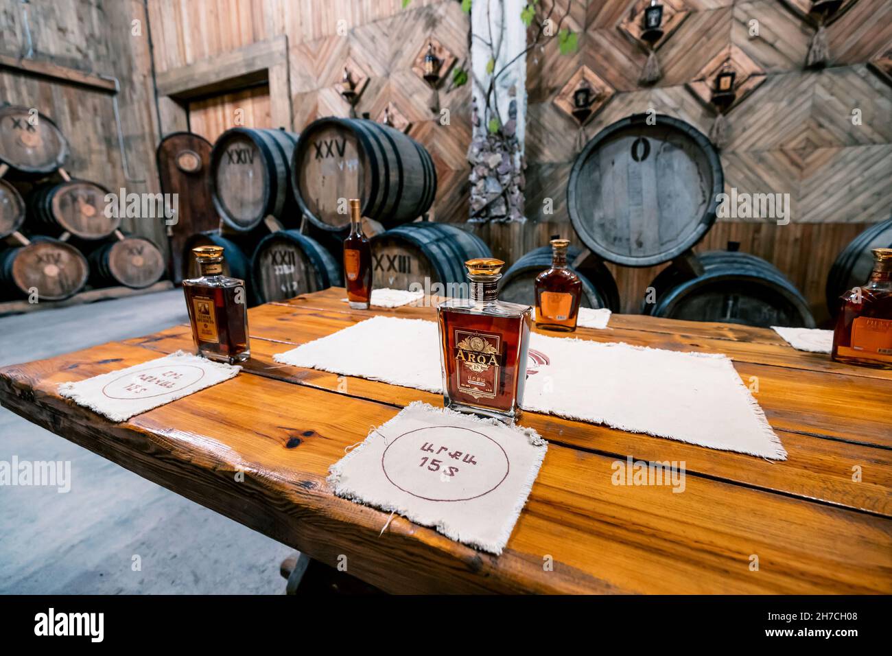 21. Mai 2021, Ijevan, Armenien: Verkostung des berühmten armenischen Cognacs in der Ijevan-Fabrik verschiedener Jahre und Vermischung im Keller mit holzbarr Stockfoto