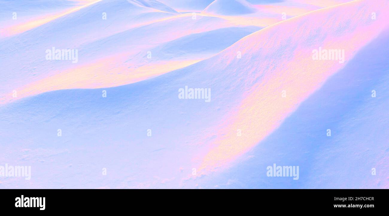 Abstrakt getönten Winter Hintergrund. Surreales Bild in Neonpink, Blau und Gold. Spiel von Licht und Schatten auf welligen Hängen von weißen Schneeverwehungen. Stockfoto