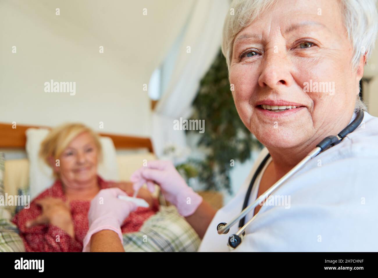 Die Krankenschwester führt bei einem Senioren einen CRP-Schnelltest durch, um Entzündungen zu diagnostizierende Stockfoto
