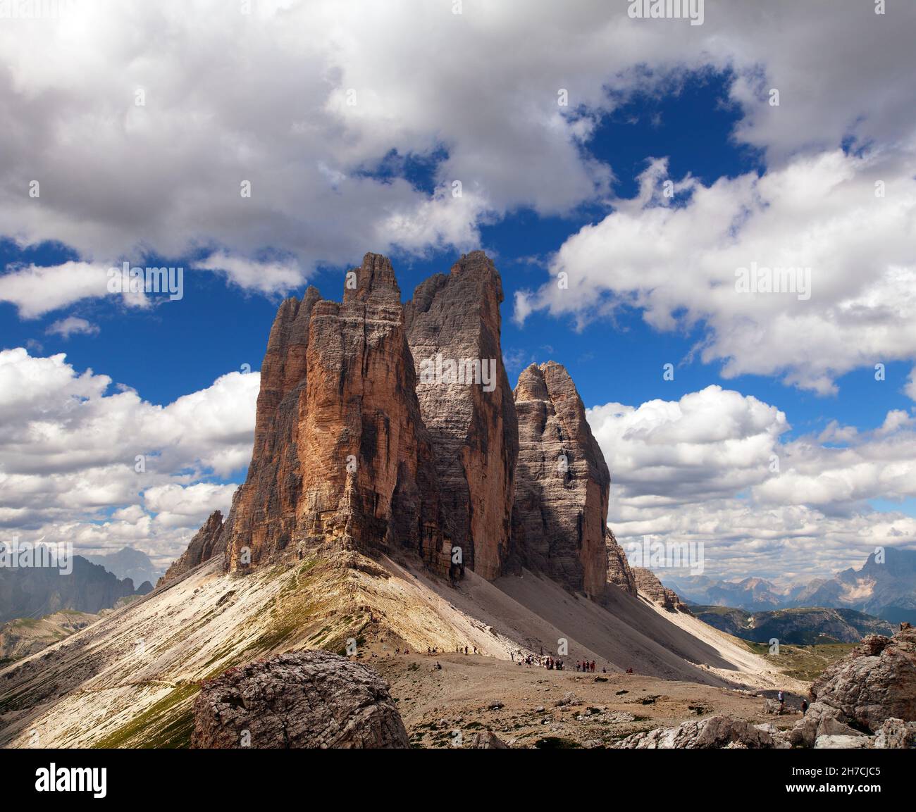 Blick auf drei Zinnen oder Tre Cime di Lavaredo mit schöner Wolke am Himmel, Sextener Dolomiten oder Sextner Dolomiten, Südtirol, Dolomitenberge, IT Stockfoto