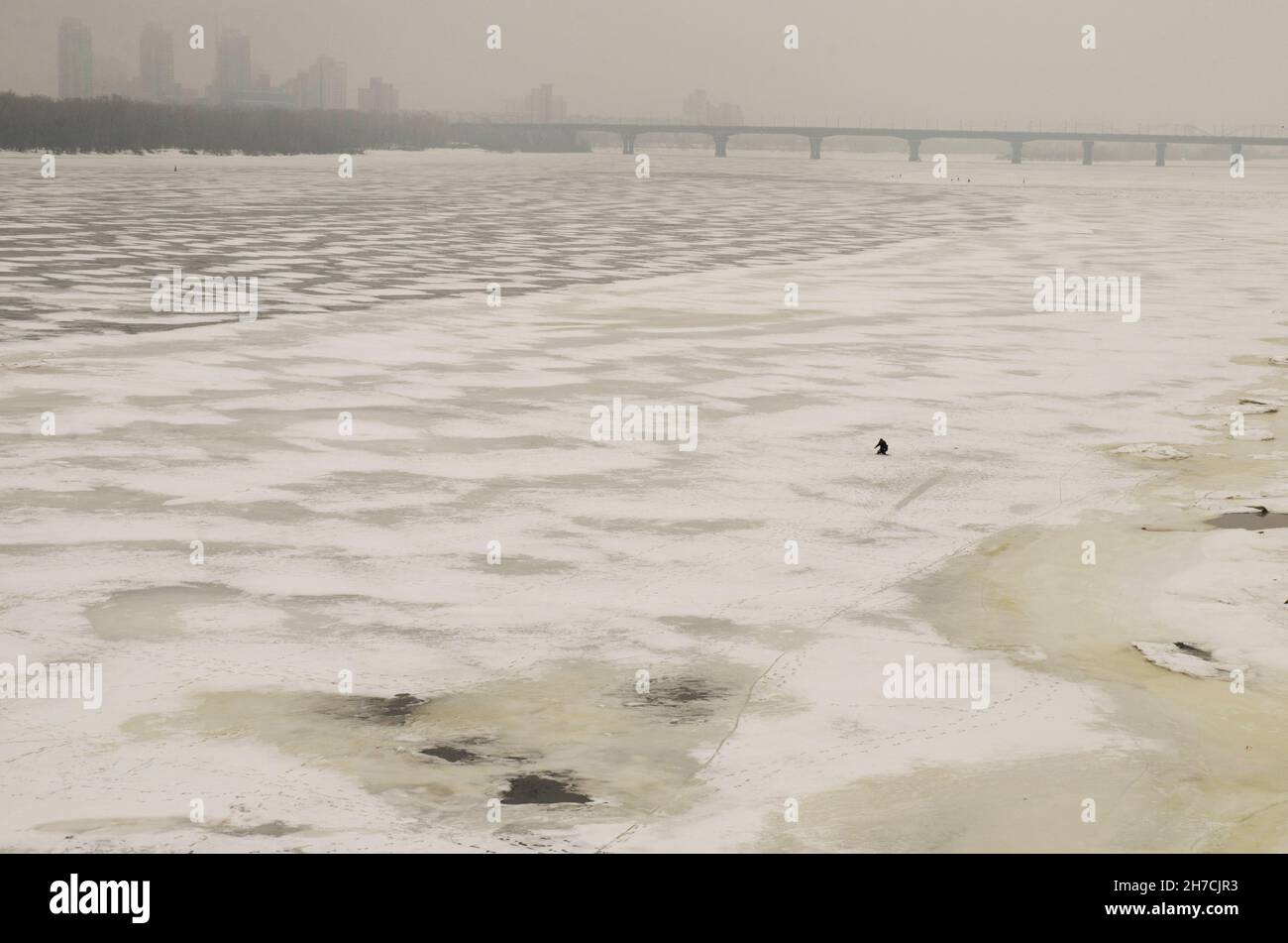 Gefrorener Fluss Dnepr und Blick auf die neblige ukrainische Hauptstadt Kiew (Kiew) Stockfoto