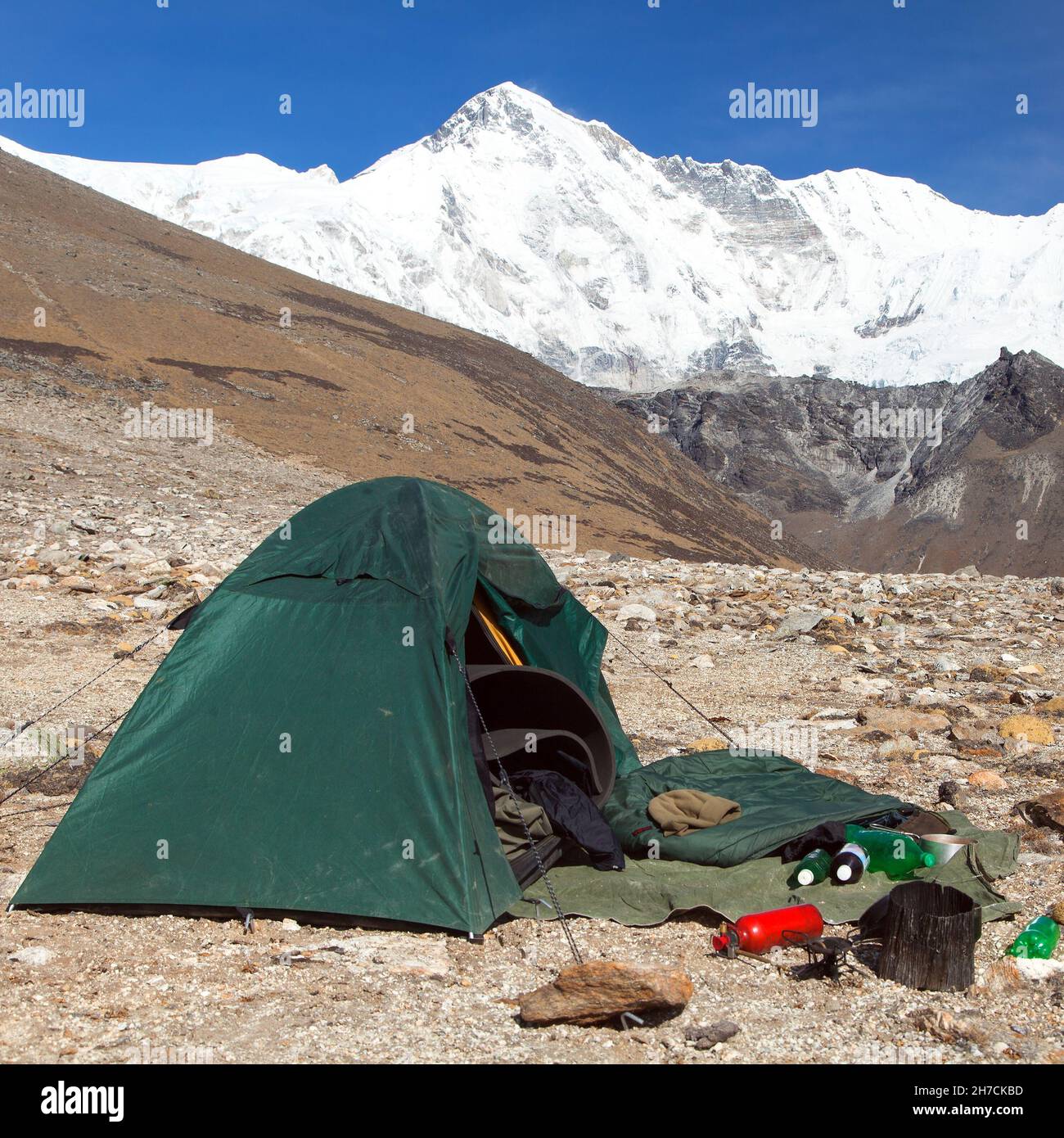 Camping unter dem Berg Cho oyu - Cho oyu Basislager - nepal himalaya Berge Stockfoto