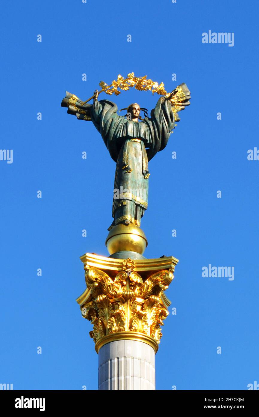 Unabhängigkeitsdenkmal in der ukrainischen Hauptstadt Kiew. Bronze- und Goldskulptur Stockfoto