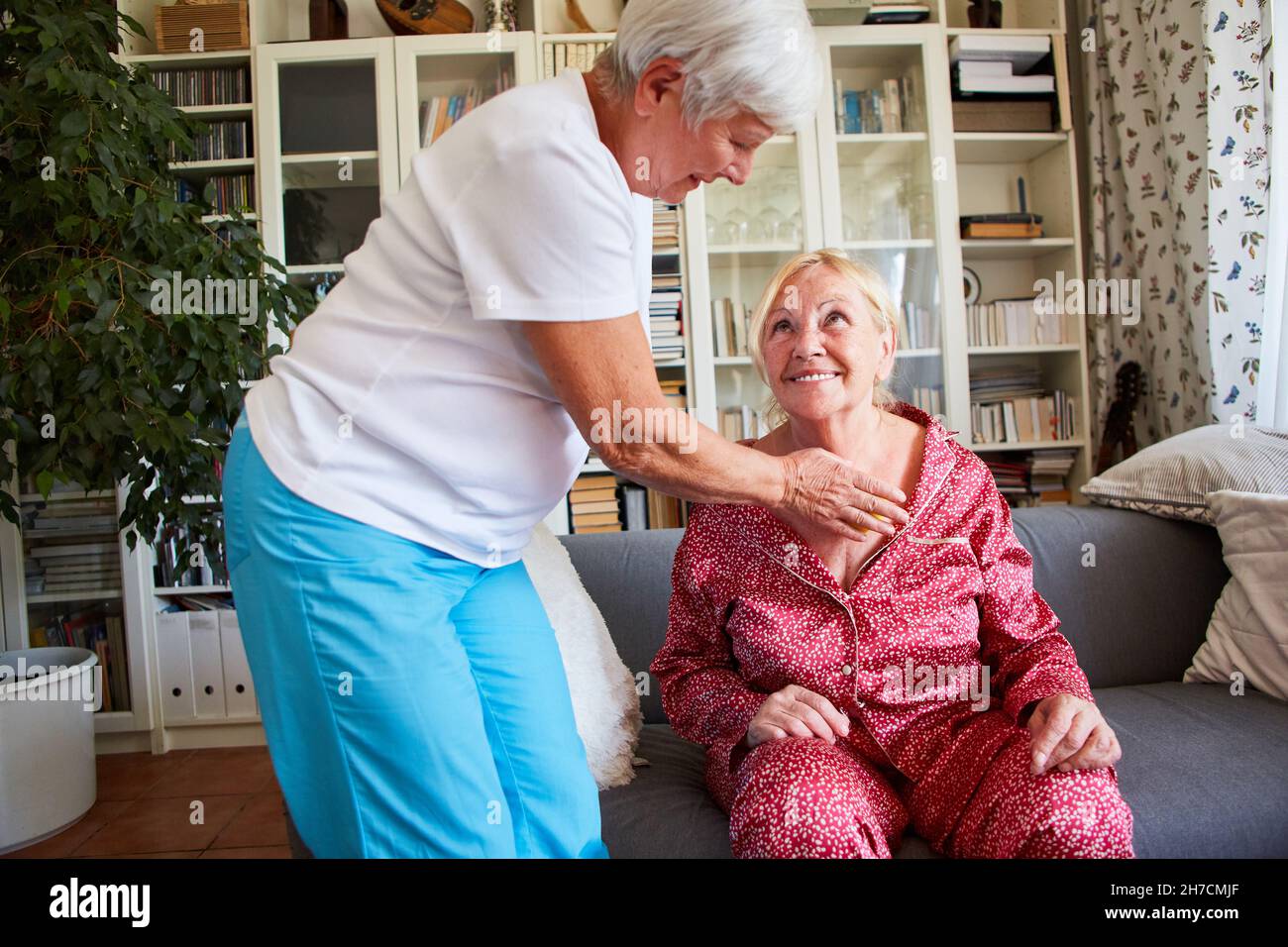 Therapeut macht eine Triggerpunktmassage auf dem Brustbein eines älteren Bürgers mit einem Ball Stockfoto