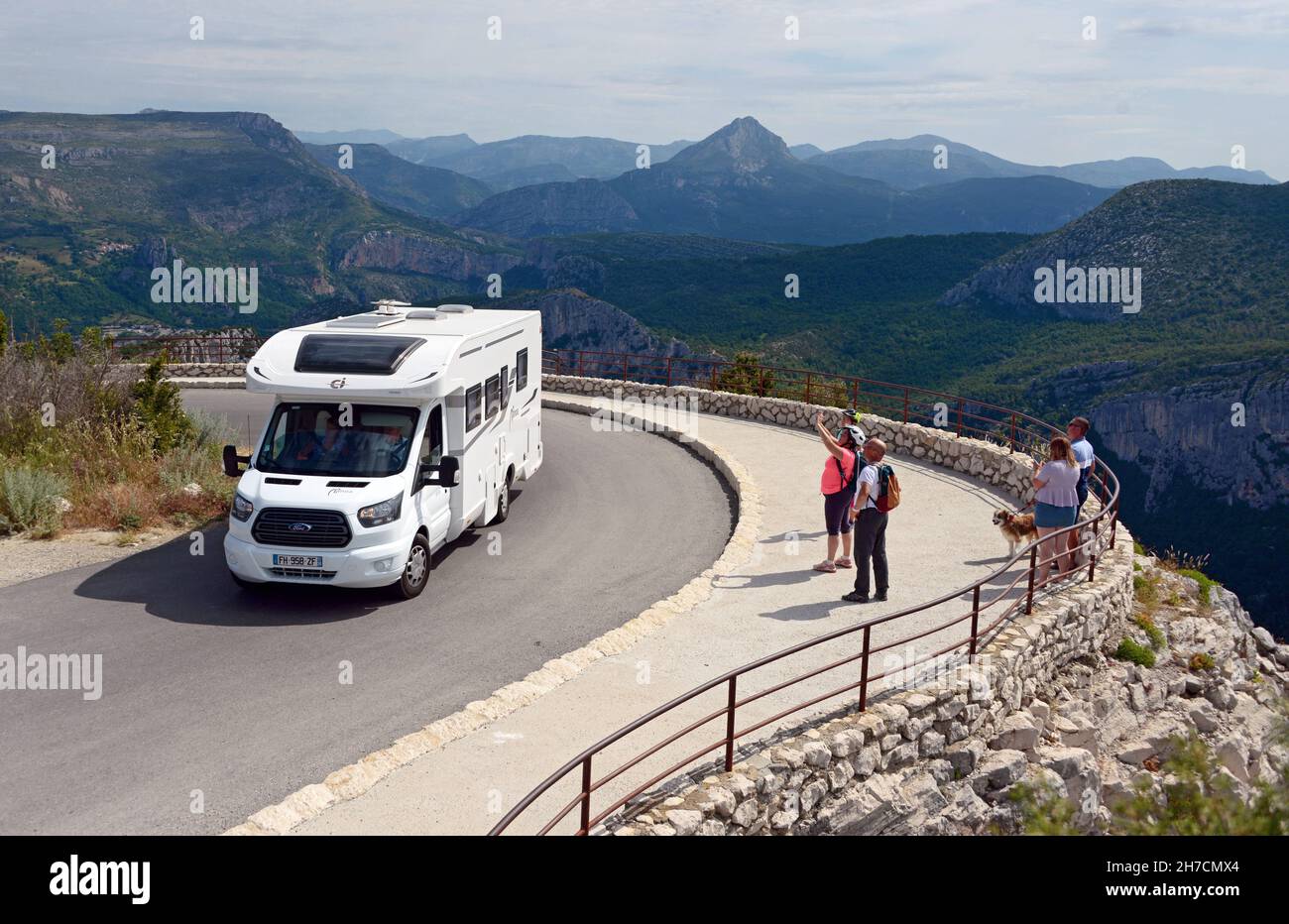 Campingwagen auf der touristischen Route des Cretes, Frankreich, Alpes de Haute Provence, regionaler Naturpark Verdon, La Palud sur Verdon Stockfoto