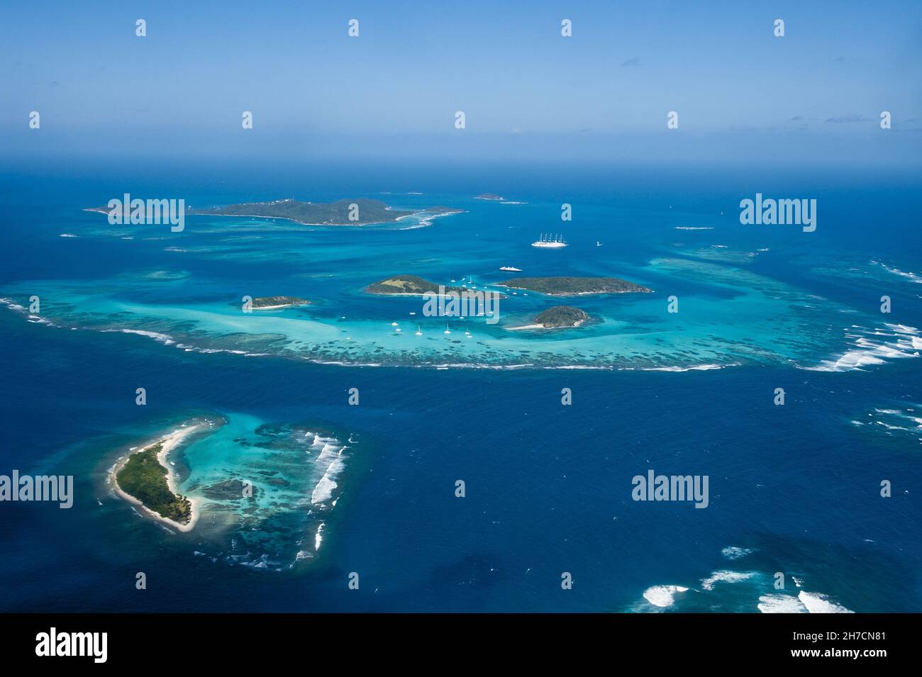 Blick auf Tobago Cays und Mayreau Island aus dem Flugzeug, St. Vincent und die Grenadinen, Kingstown Stockfoto