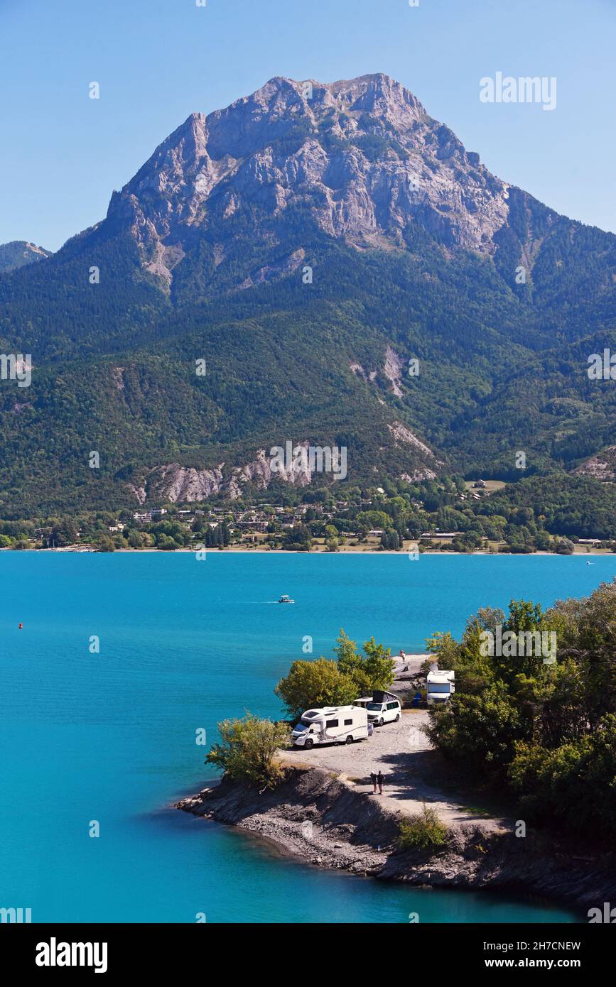 Campingwagen am See Serre-Poncon, Frankreich, Hautes Alpes, Chorges Stockfoto