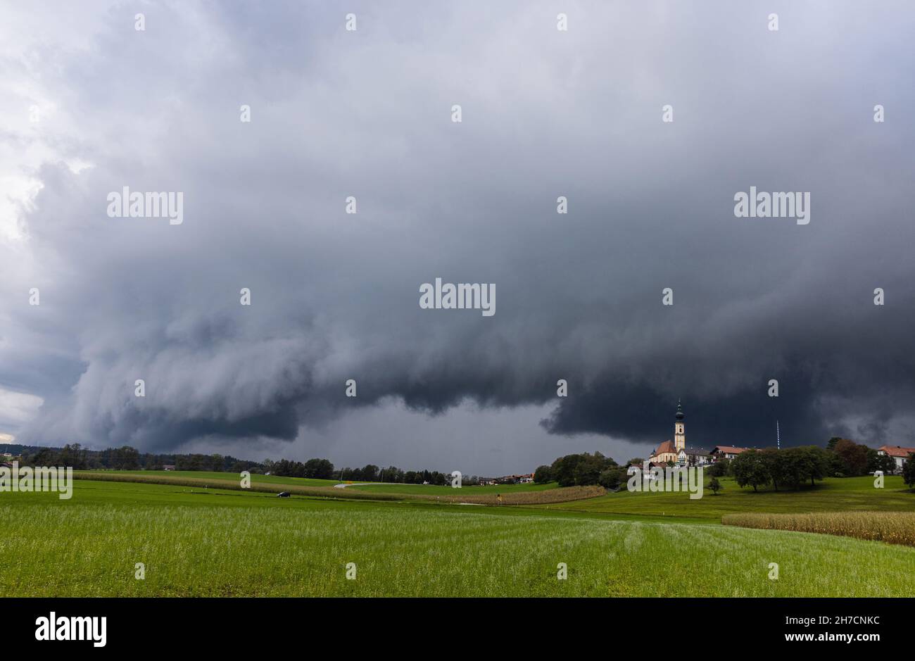 Herannahendes Gewitter über der bayerischen Kulturlandschaft, Deutschland, Bayern, Voralpenland, Hoeselwang Stockfoto