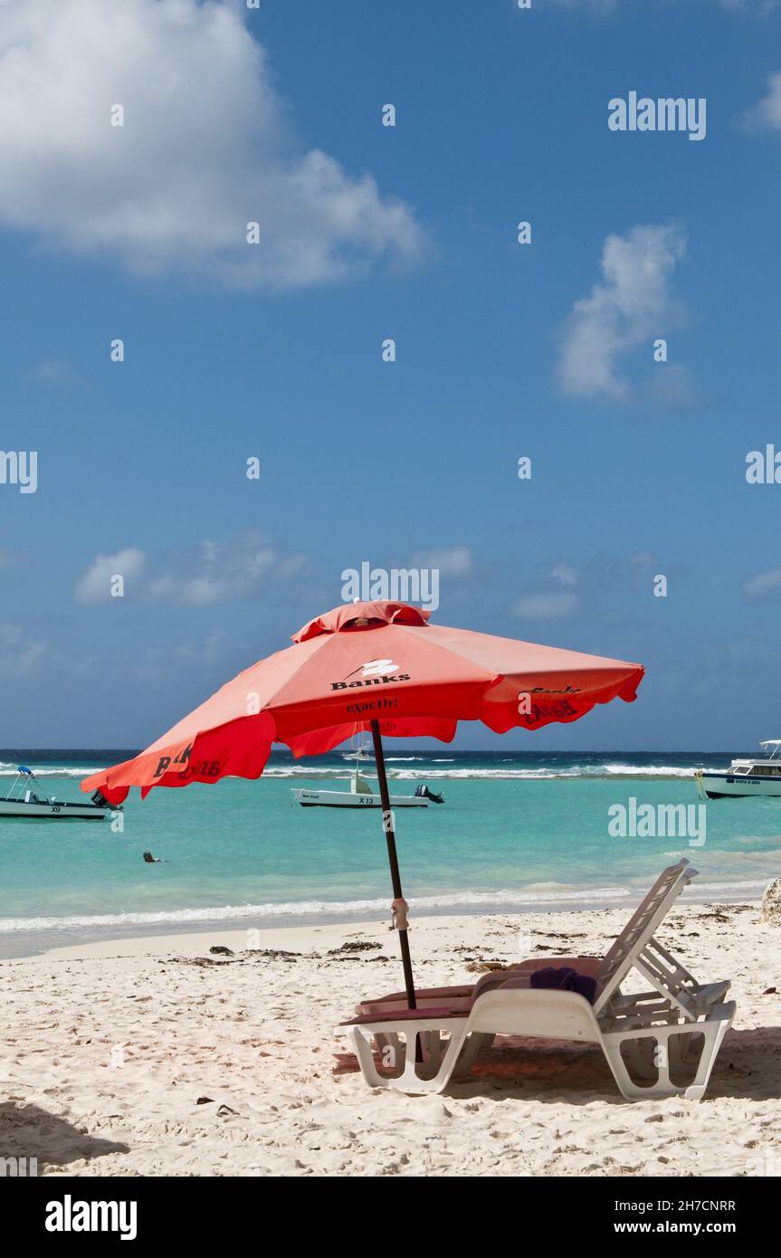 Sonnenschirm und Liegestühle am Carib Beach, Barbados Stockfoto