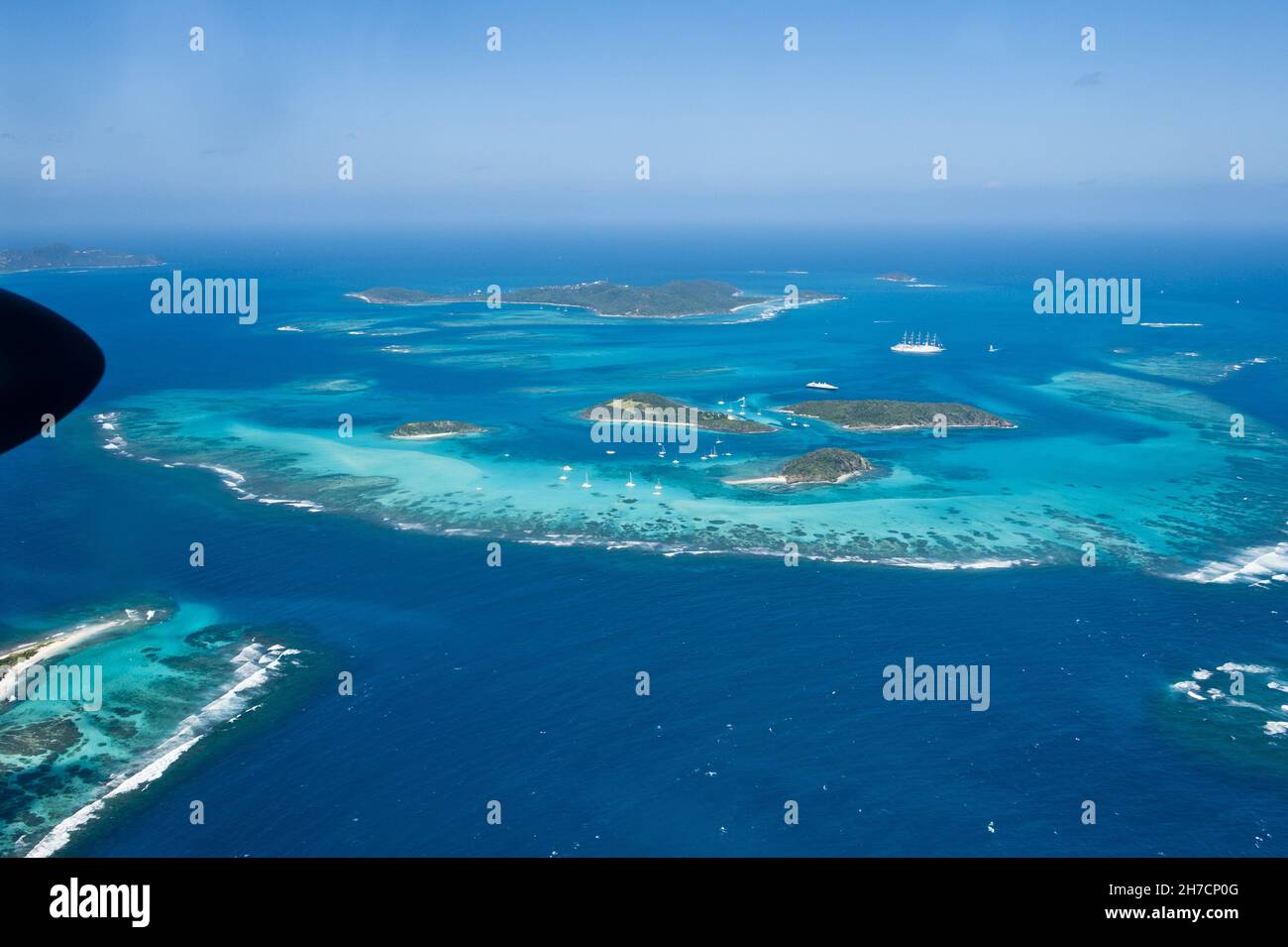 Blick auf Tobago Cays und Mayreau Island aus dem Flugzeug, St. Vincent und die Grenadinen, Kingstown Stockfoto