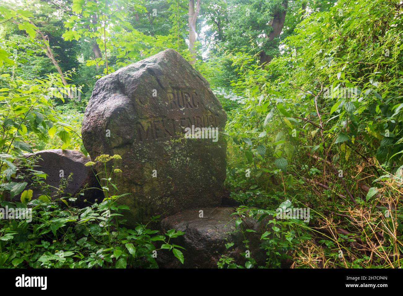 Dorf Mecklenburg Mecklenburgisches Schloss, Denkmal an der Burgmauer
