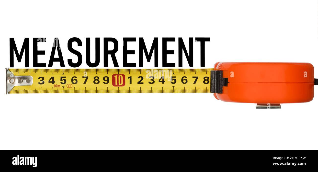 Maßband mit orangefarbenem Gehäuse und gelbem Maßband, isoliert auf weißem Hintergrund und Aufschrift „Messung“ Stockfoto