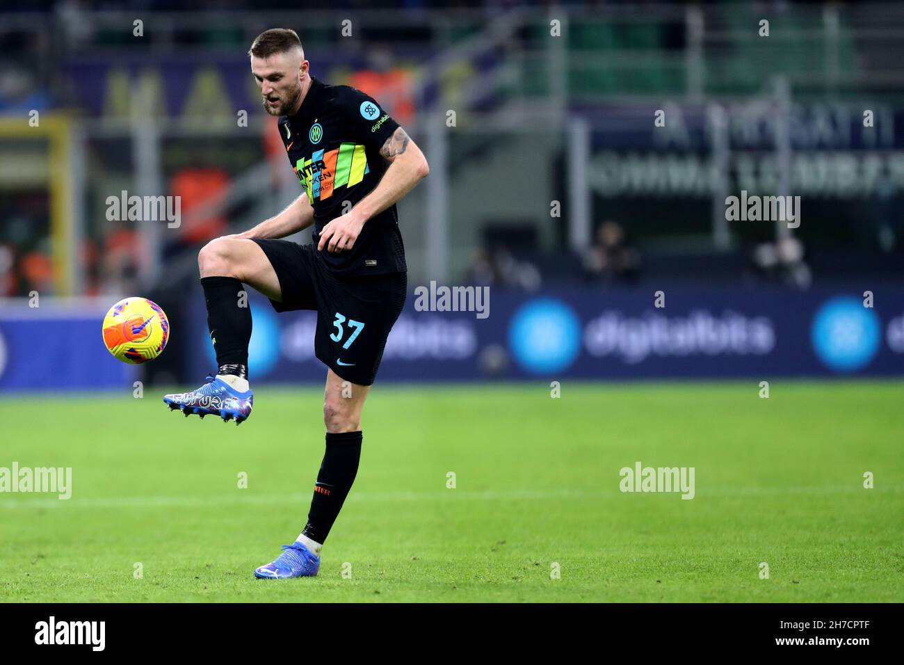 Milan Skriniar vom FC Internazionale kontrolliert den Ball während des Serie-A-Spiels zwischen dem FC Internazionale und dem SSC Napoli Stockfoto