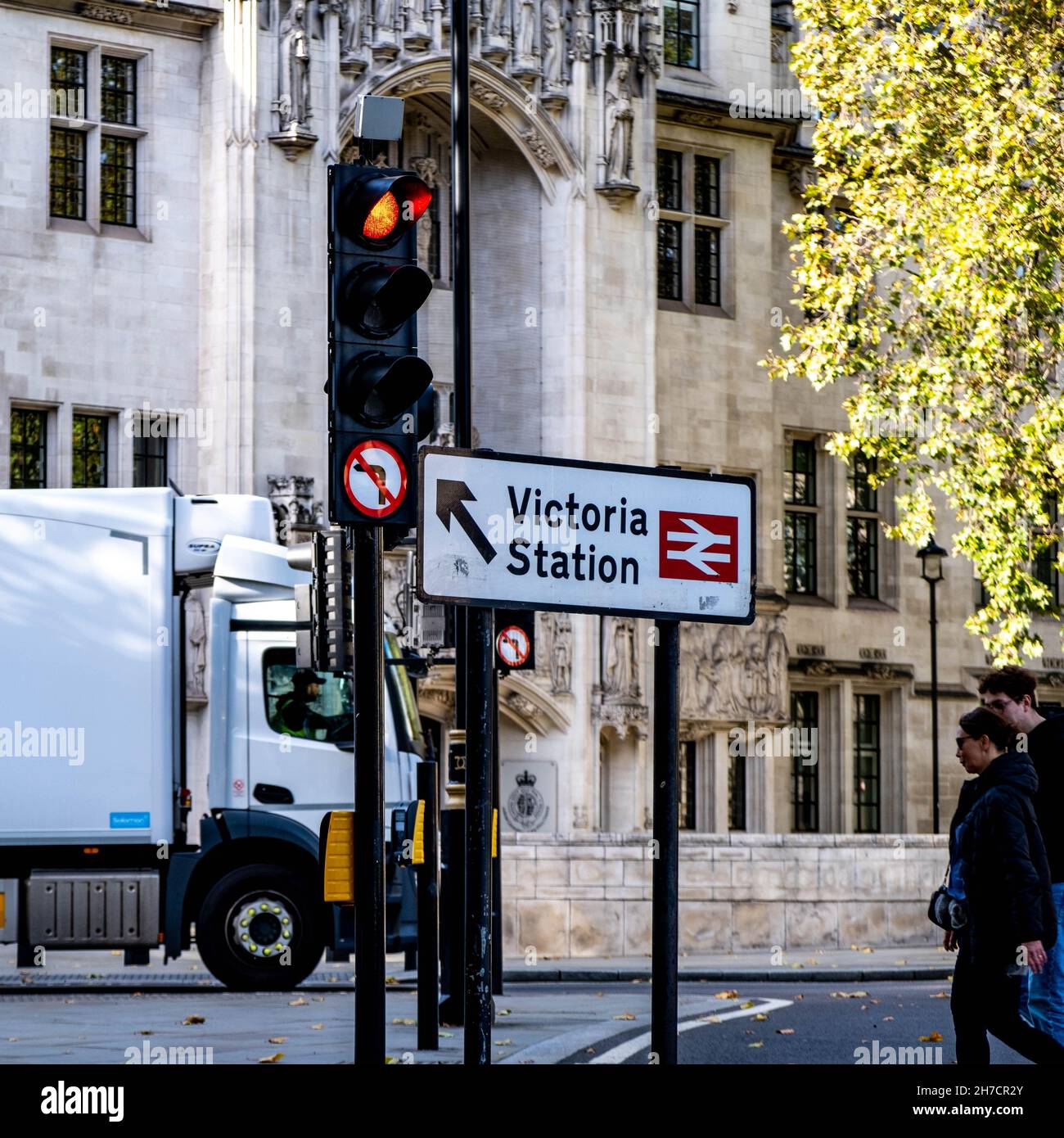 Victoria Westminster London England Großbritannien, November 7 2021, Junges Paar überquert die Straße mit Einer weißen Truch und Einer roten Ampel Stockfoto