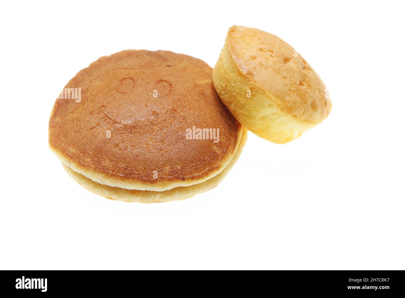 Zweilagige Pfannkuchen- und Tassenkuchen auf weißem Hintergrund mit Platz für Text isoliert. Stockfoto