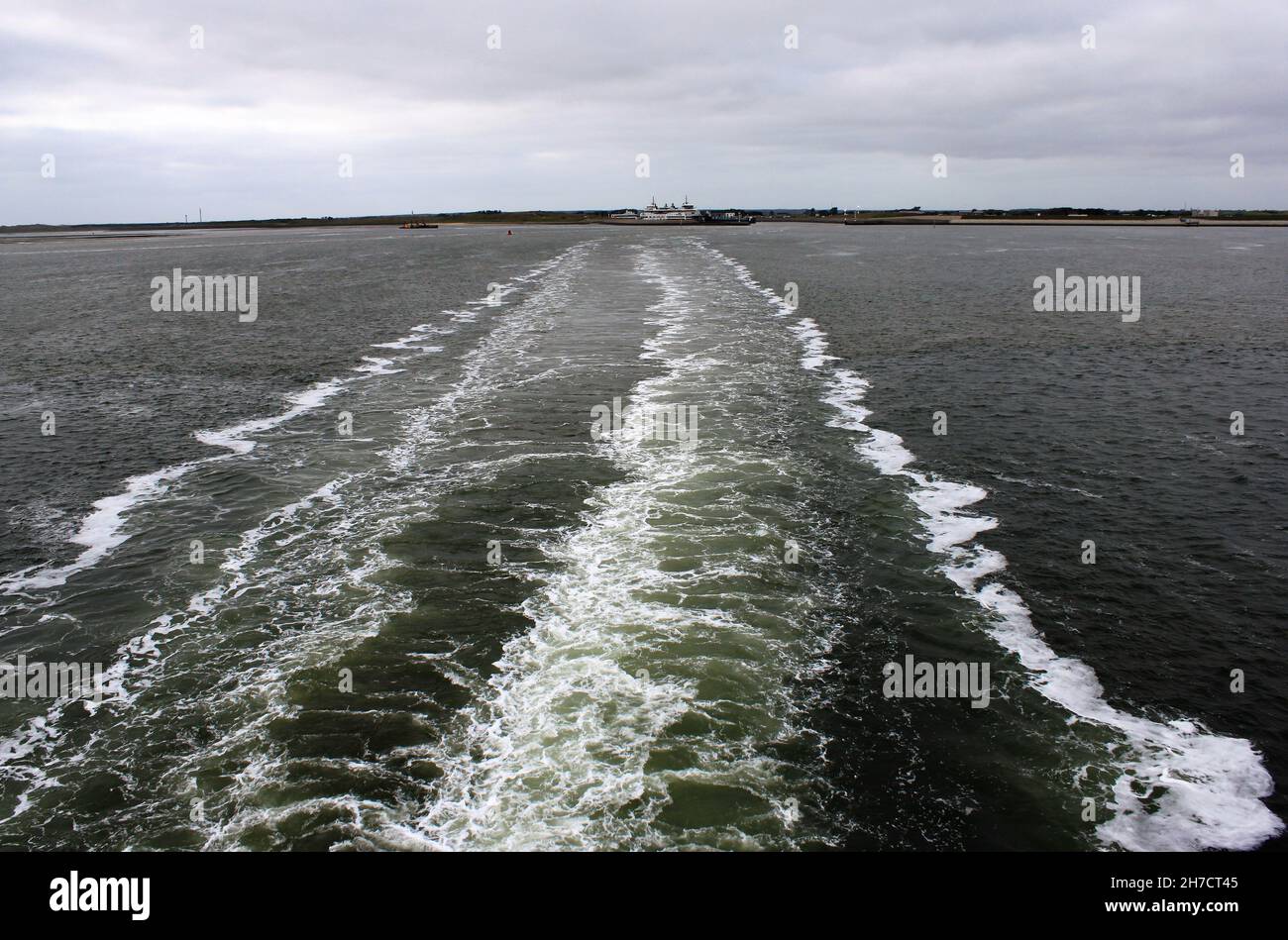 Das Geweck und das turbulente Wasser am Heck eines sich bewegenden Schiffes in der Nordsee Stockfoto
