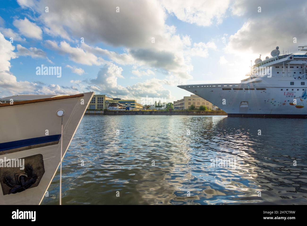 Wismar: Hafen Westhafen, Kreuzschiff bei der Werft MV Werften in Ostsee, Mecklenburg-Vorpommern, Deutschland Stockfoto