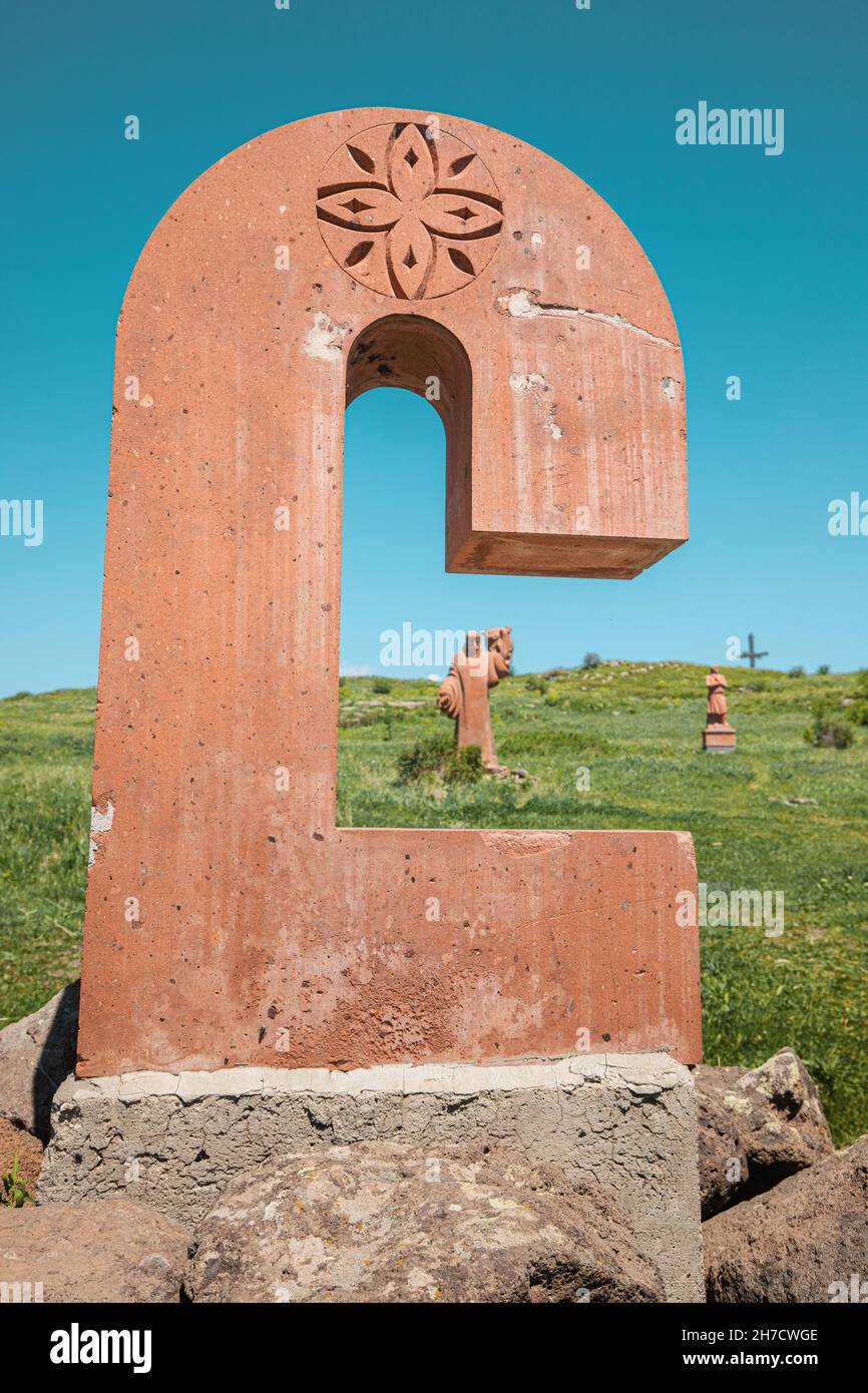 19. Mai 2021, Aragatsotn, Armenien: Denkmal des armenischen Alphabets mit Steinskulpturen aus Buchstaben und Mesrop Mashtots Stockfoto