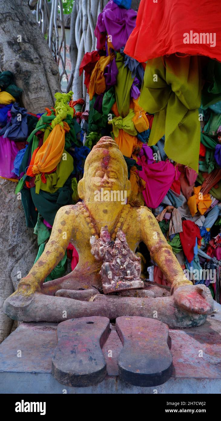 Altes Idol von Shri Veera Brahmendra Swamy unter dem Wunschbaum, Ravvalkonda, Karnool, Andhra Pradesh Stockfoto