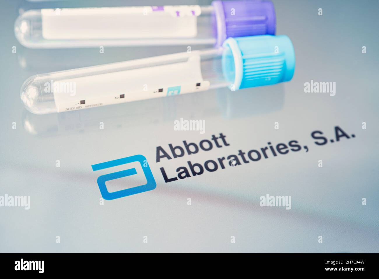 Fläschchen mit Flüssigkeit auf einem weißen Tisch und dem Logo von Abbott Laboratories, einem großen Pharmaunternehmen. 15. März 2021. Barnaul, Russland. Stockfoto