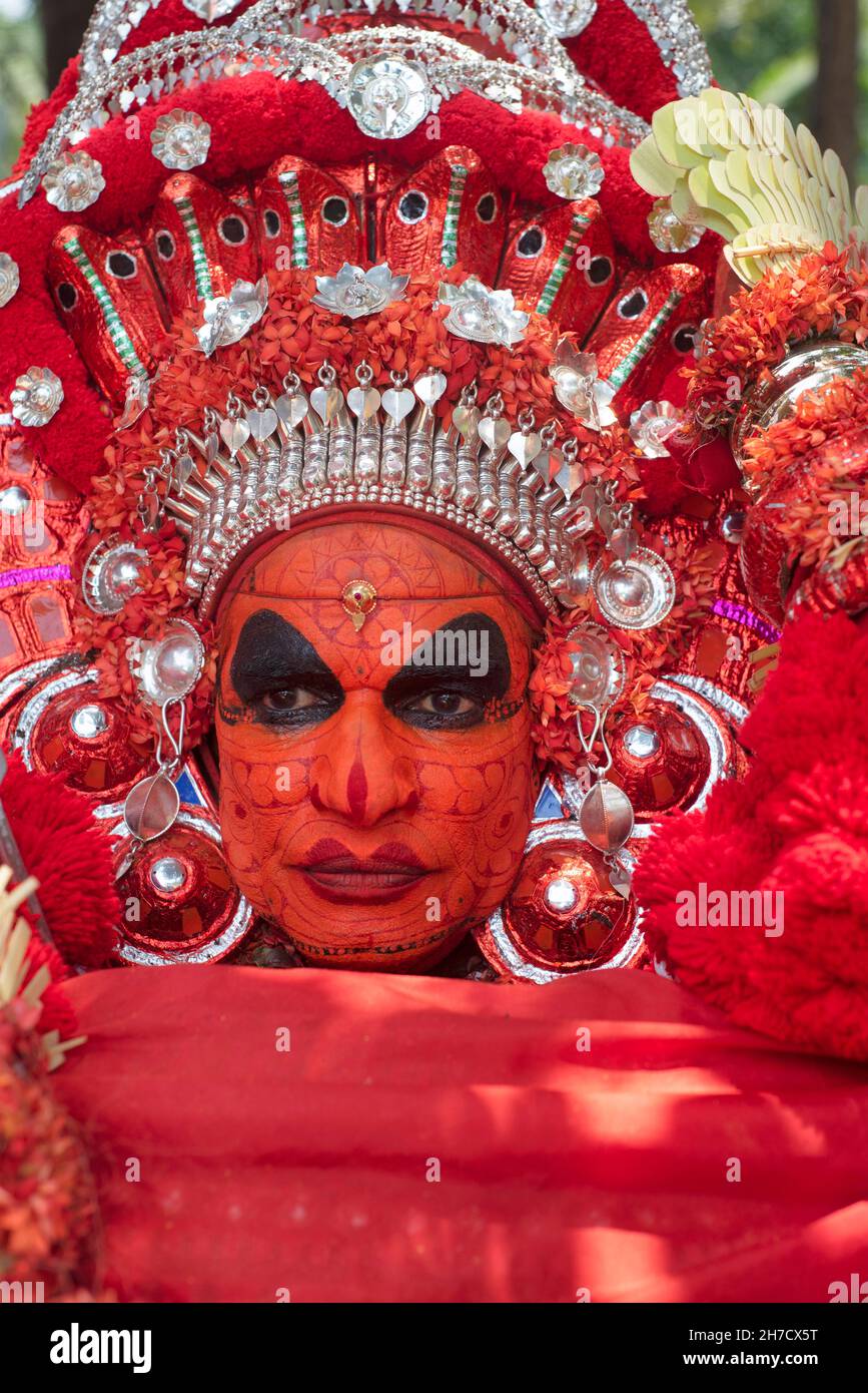 18th. April 2018, Kannur, Kerala, Indien. Mann in Vishnumoorth für Theyyattam gekleidet. Theyyattam ist eine beliebte rituelle Form der Tanzanbetung in Kerala an Stockfoto