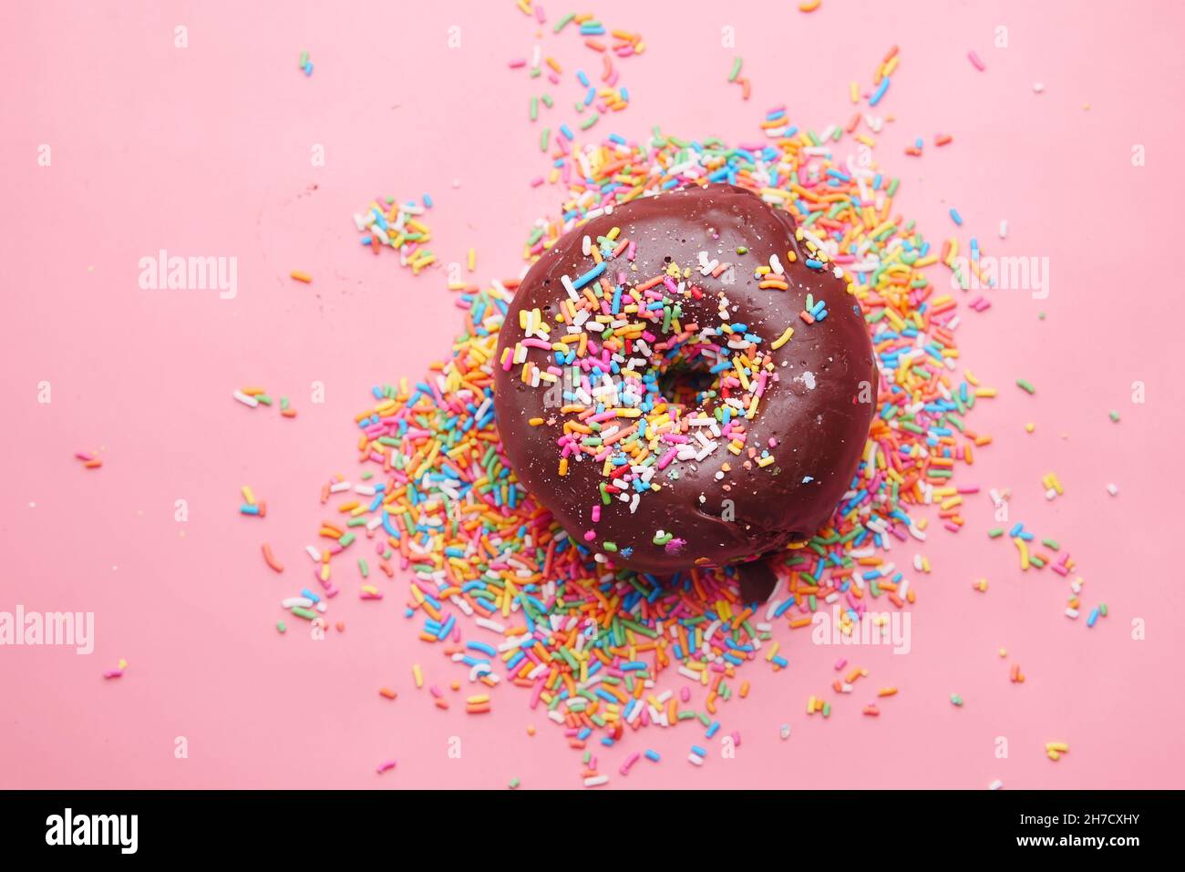 Schokoladen-Donuts auf rosa Hintergrund Stockfoto