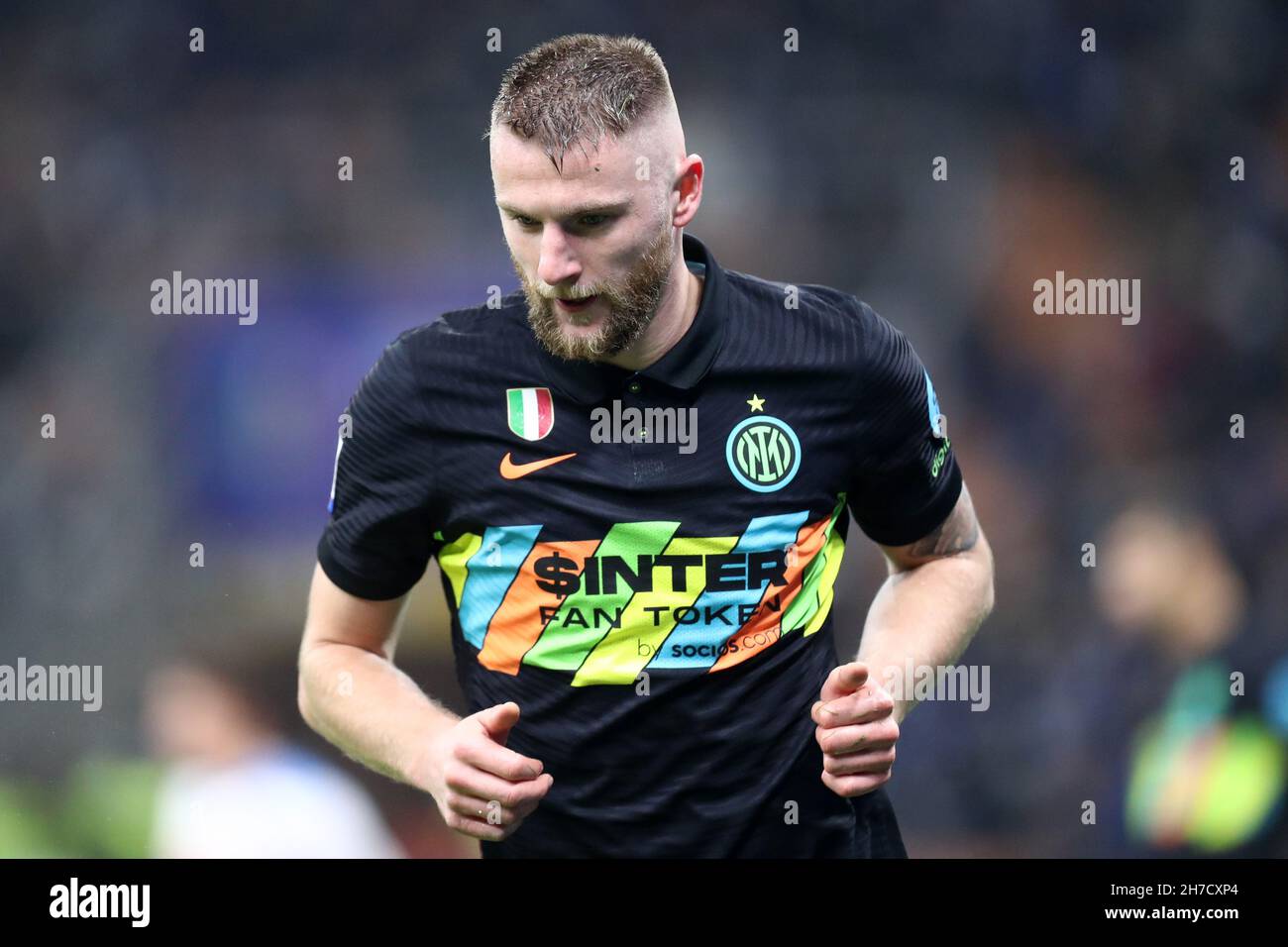 Milan Skriniar vom FC Internazionale sieht während des Serie-A-Spiels zwischen dem FC Internazionale und dem SSC Napoli aus. Stockfoto