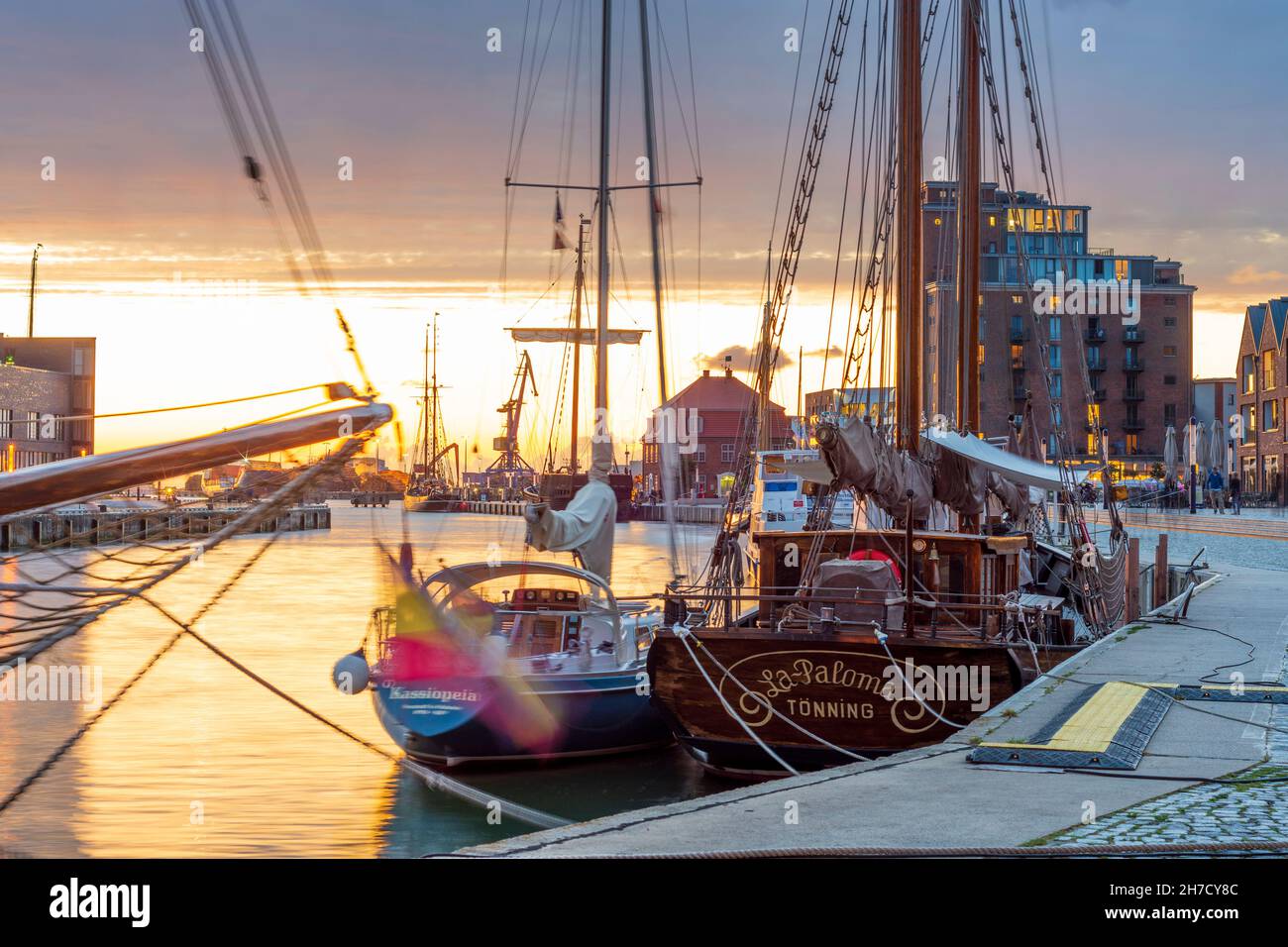 Wismar: Alter Hafen, historische Segelschiffe, Sonnenuntergang in Ostsee, Mecklenburg-Vorpommern, Deutschland Stockfoto