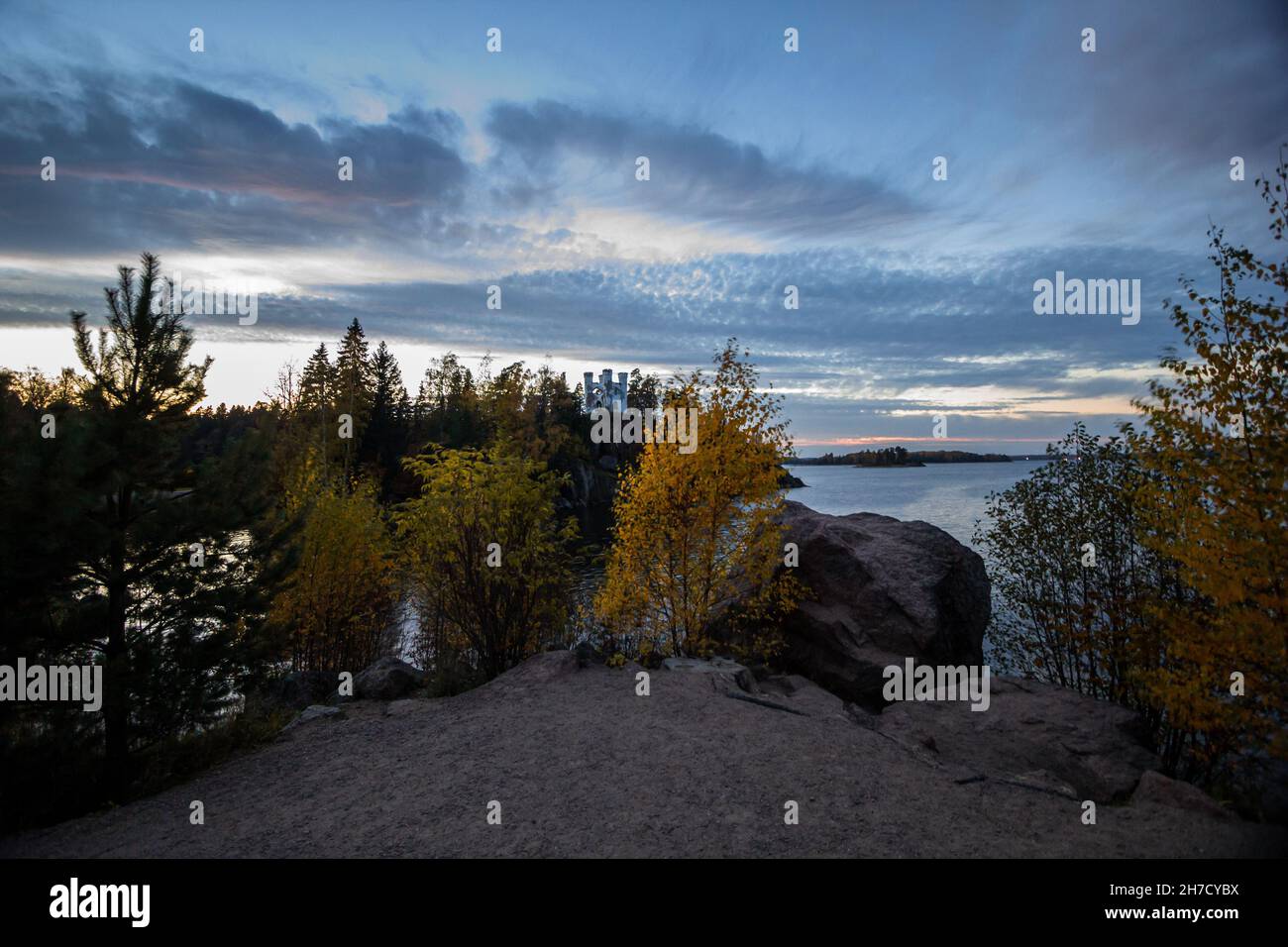 Ludwigsburger Kapelle im Mon Repos Park im Herbst, Wyborg, Region Leningrad. Stockfoto