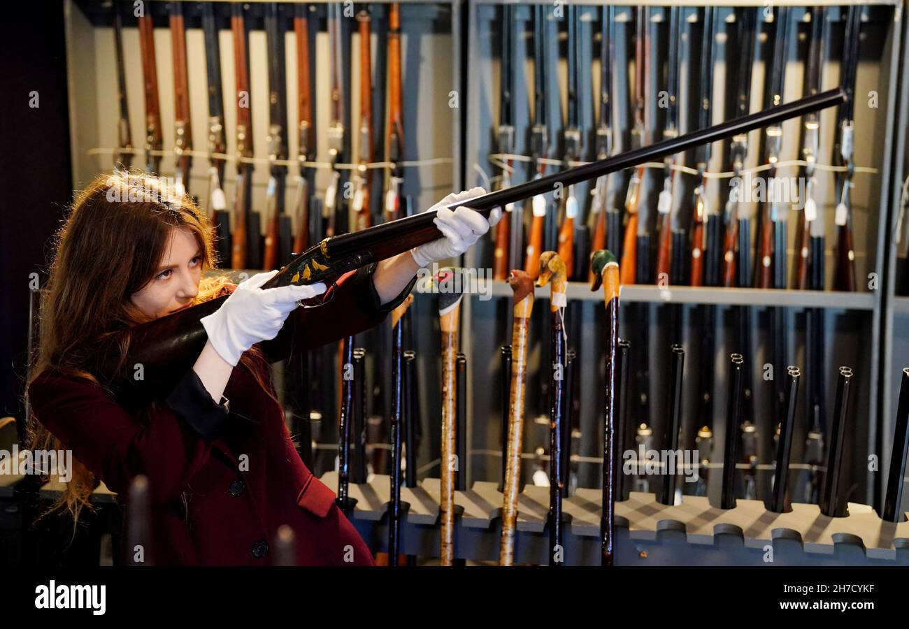 Ein Mitarbeiter von Bonhams zeigt eine von Ken Hunt dekorierte, selbstöffnende Seitenschieberpistole, hergestellt von J. Purdey & Sons, eines der Gegenstände, die Bonhams am 24th. November in London zum Verkauf anbieten wird. Bilddatum: Montag, 22. November 2021. Stockfoto