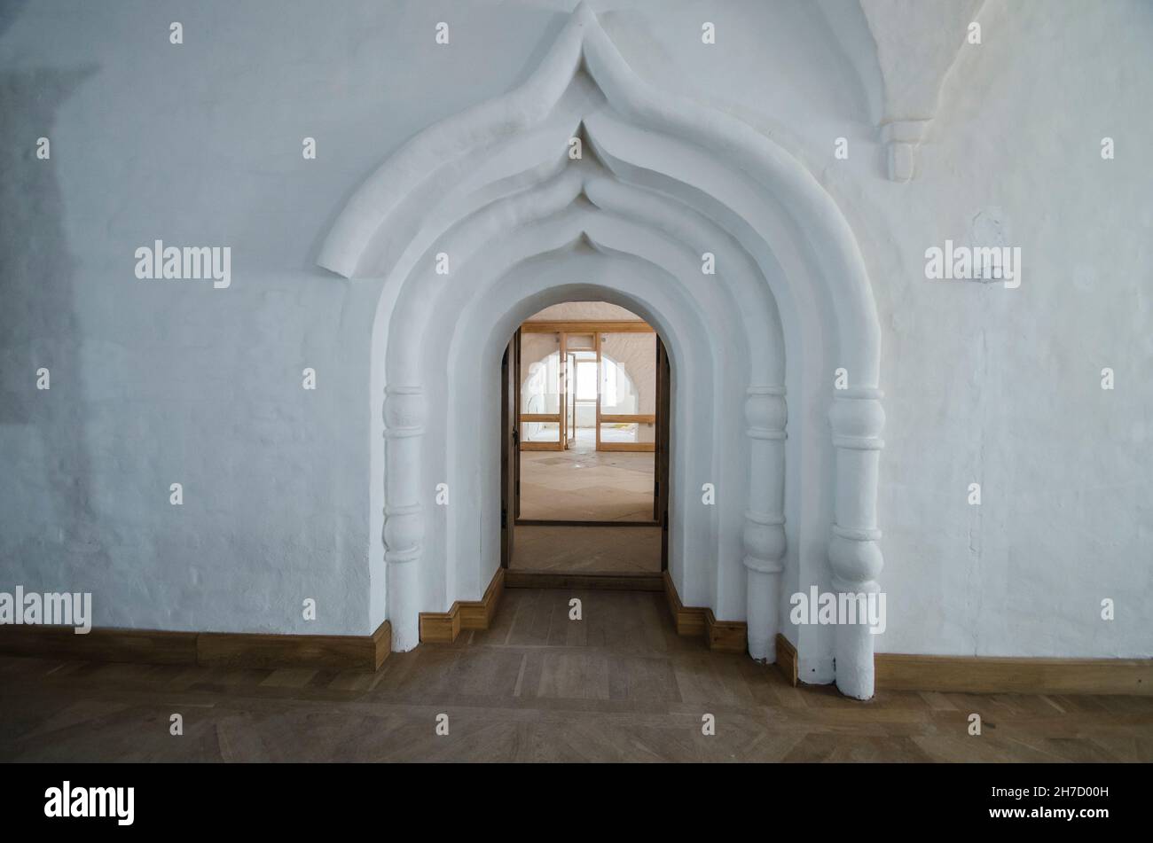 Ein schöner Bogen ist ein Portal. Alte russische Architektur. Die Kirche des Solowetski Klosters Stockfoto