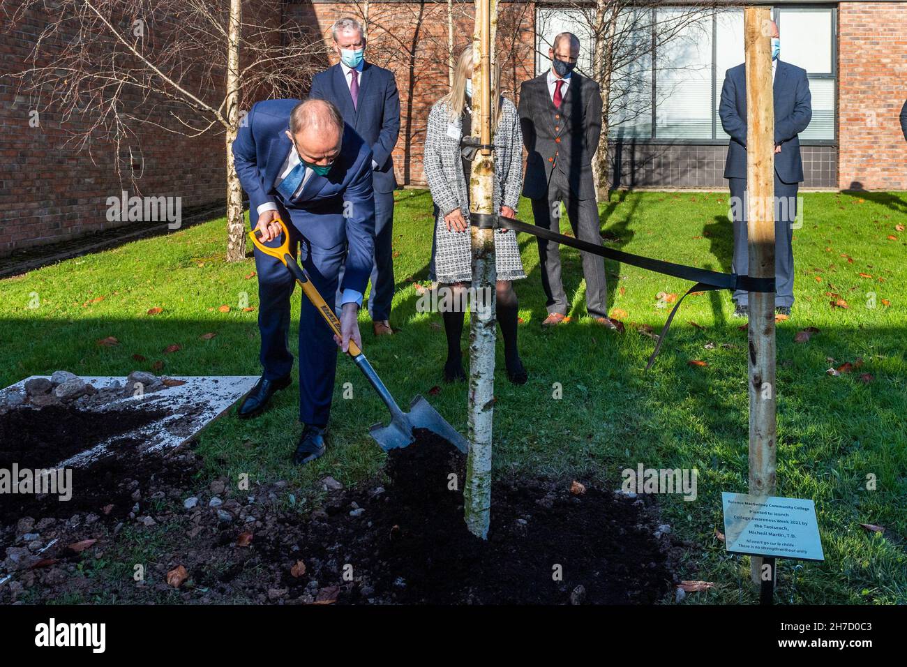 Knocknaheeny, Cork, Irland. 22nd. November 2021. Micheál Martin, ein Taoiseach, startete heute die College Awareness Week 2021 und pflanzte einen Baum an der Terence MacSwiney School in Knocknaheeny, Cork. Quelle: AG News/Alamy Live News Stockfoto