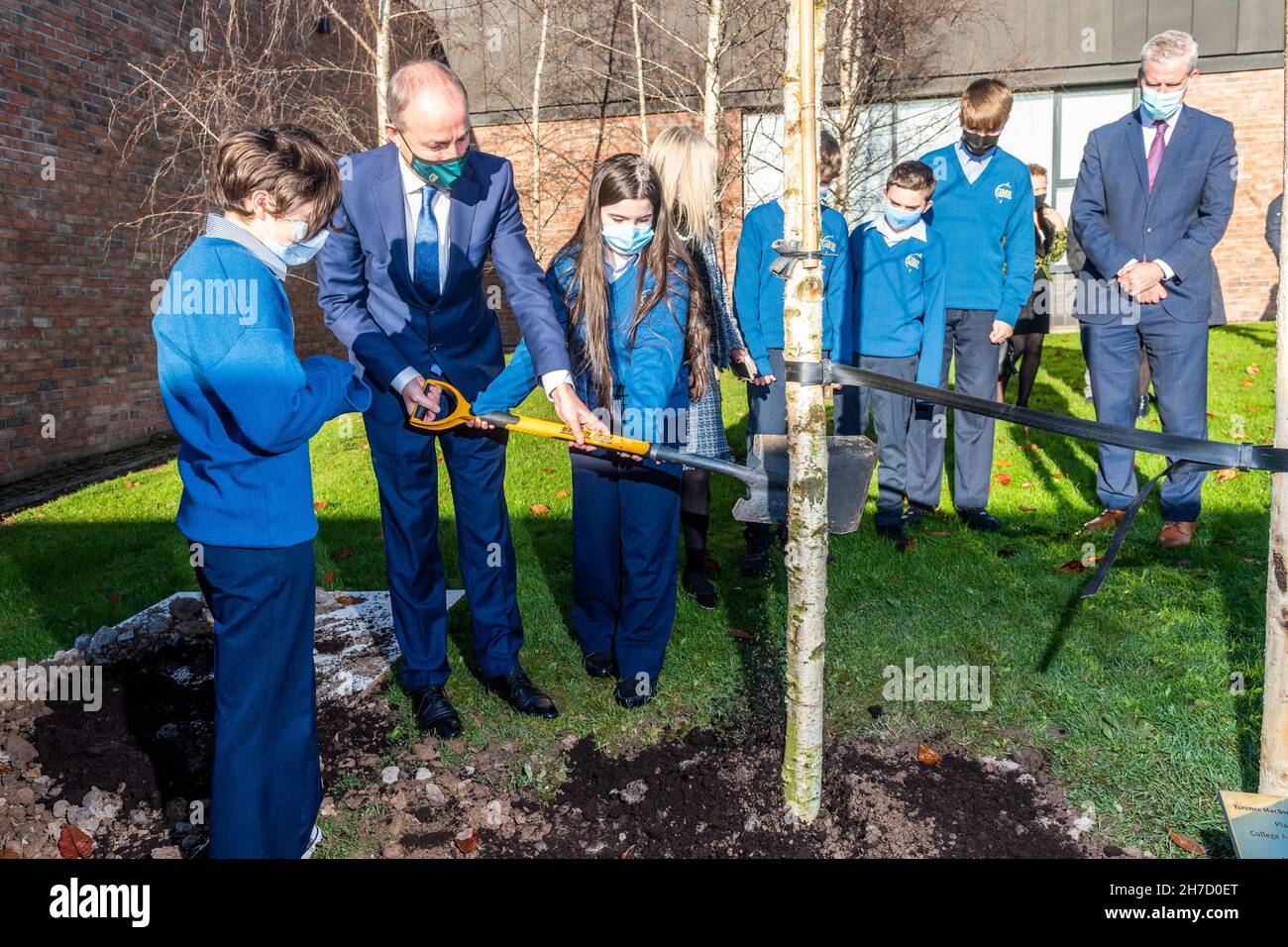 Knocknaheeny, Cork, Irland. 22nd. November 2021. Micheál Martin, ein Taoiseach, startete heute die College Awareness Week 2021 und pflanzte einen Baum an der Terence MacSwiney School in Knocknaheeny, Cork. Quelle: AG News/Alamy Live News Stockfoto