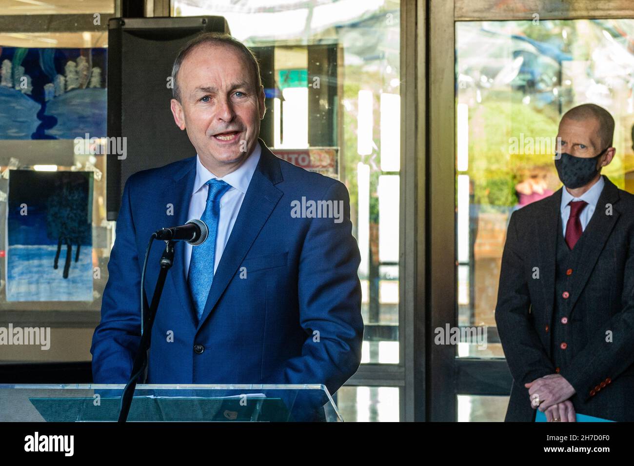 Knocknaheeny, Cork, Irland. 22nd. November 2021. Micheál Martin, ein Taoiseach, startete heute die College Awareness Week 2021 und pflanzte einen Baum an der Terence MacSwiney School in Knocknaheeny, Cork. Quelle: AG News/Alamy Live News Stockfoto
