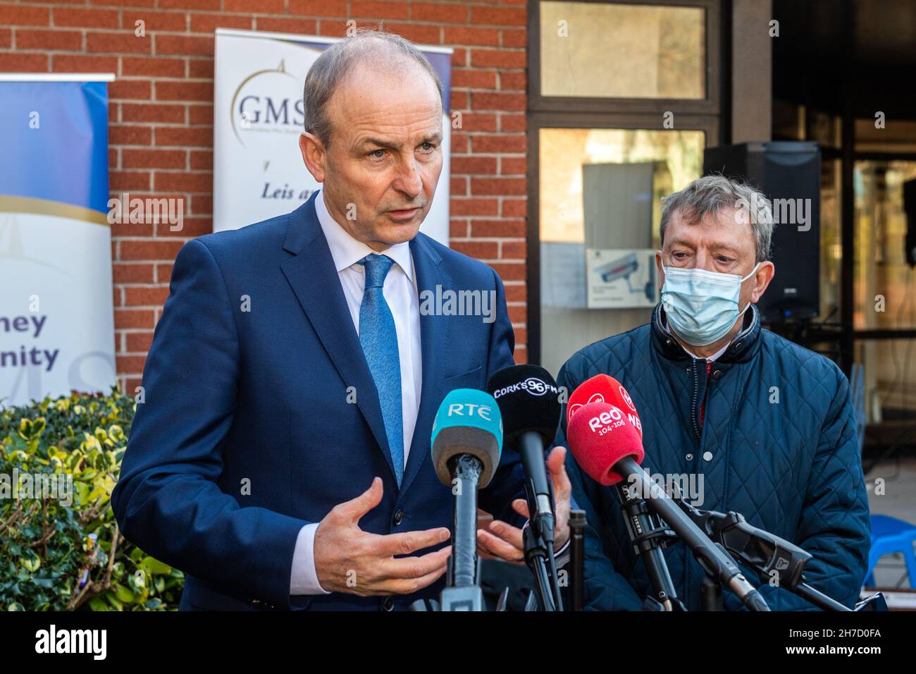 Knocknaheeny, Cork, Irland. 22nd. November 2021. Micheál Martin, ein Taoiseach, startete heute die College Awareness Week 2021 und pflanzte einen Baum an der Terence MacSwiney School in Knocknaheeny, Cork. Quelle: AG News/Alamy Live News Stockfoto
