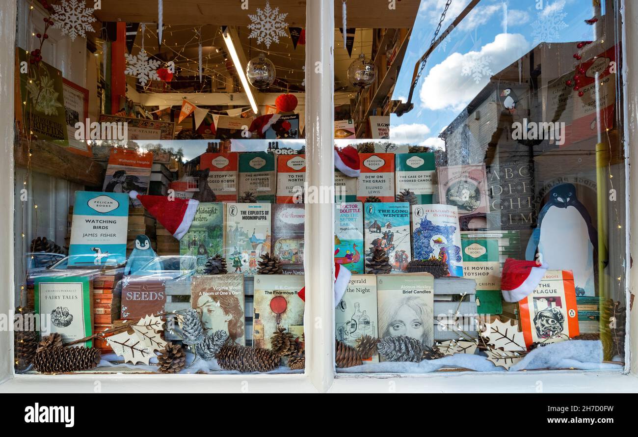 Schaufenster der Buchhandlung, Großbritannien, zu Weihnachten dekoriert Stockfoto