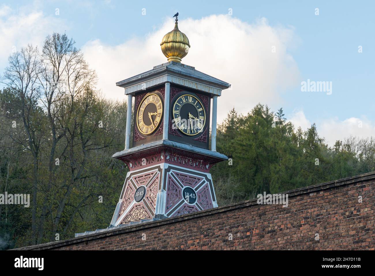 Das Coalbrookdale Museum of Iron, eine Besucherattraktion in Ironbridge Gorge, Shropshire, England, Großbritannien. Nahaufnahme des prunkvollen Uhrturms. Stockfoto