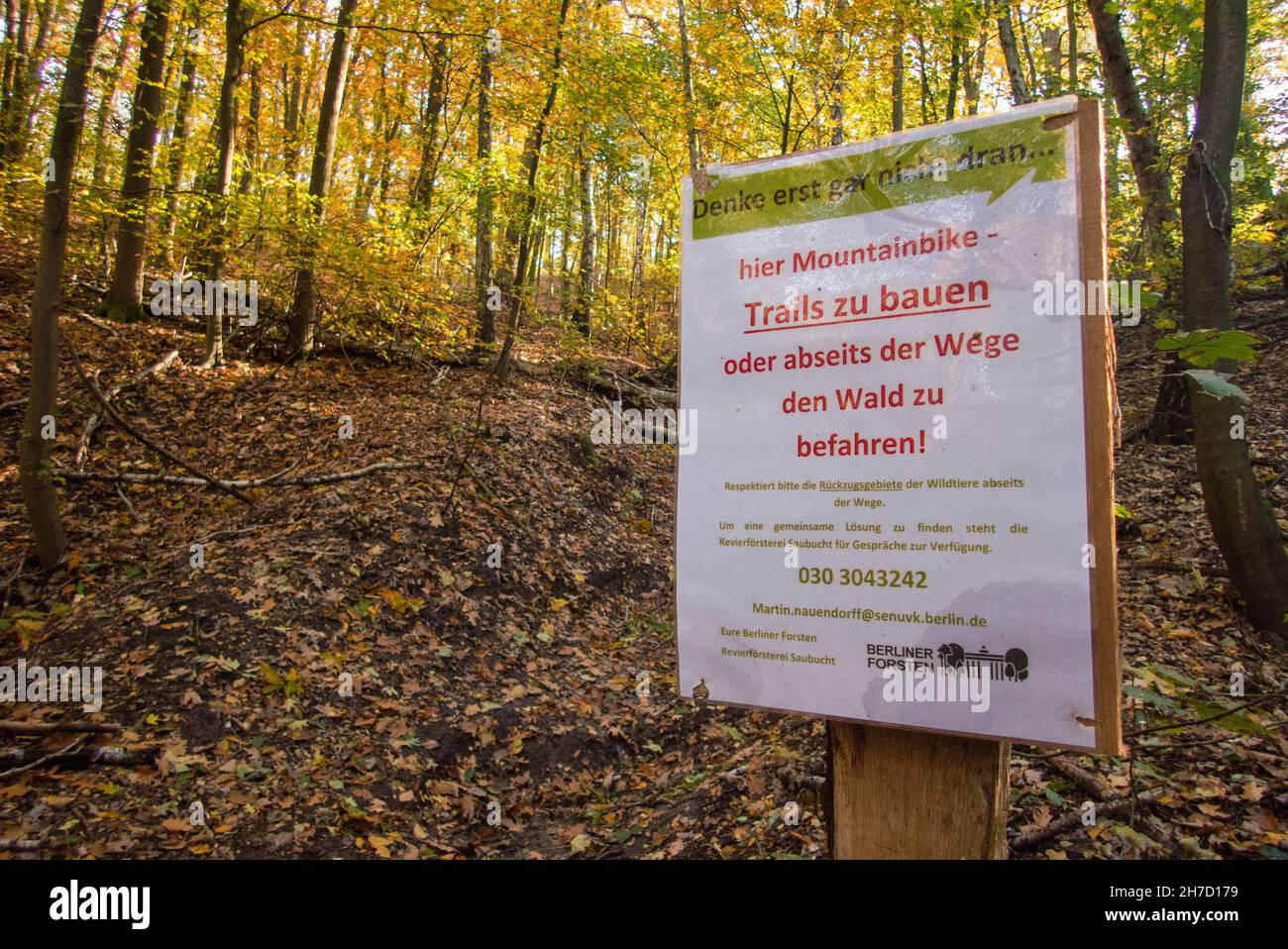Ein Warnschild für Mountainbiker im Wald von Grünewald, die Offroad-Radfahren außer auf vorhandenen Pfaden verbieten Stockfoto
