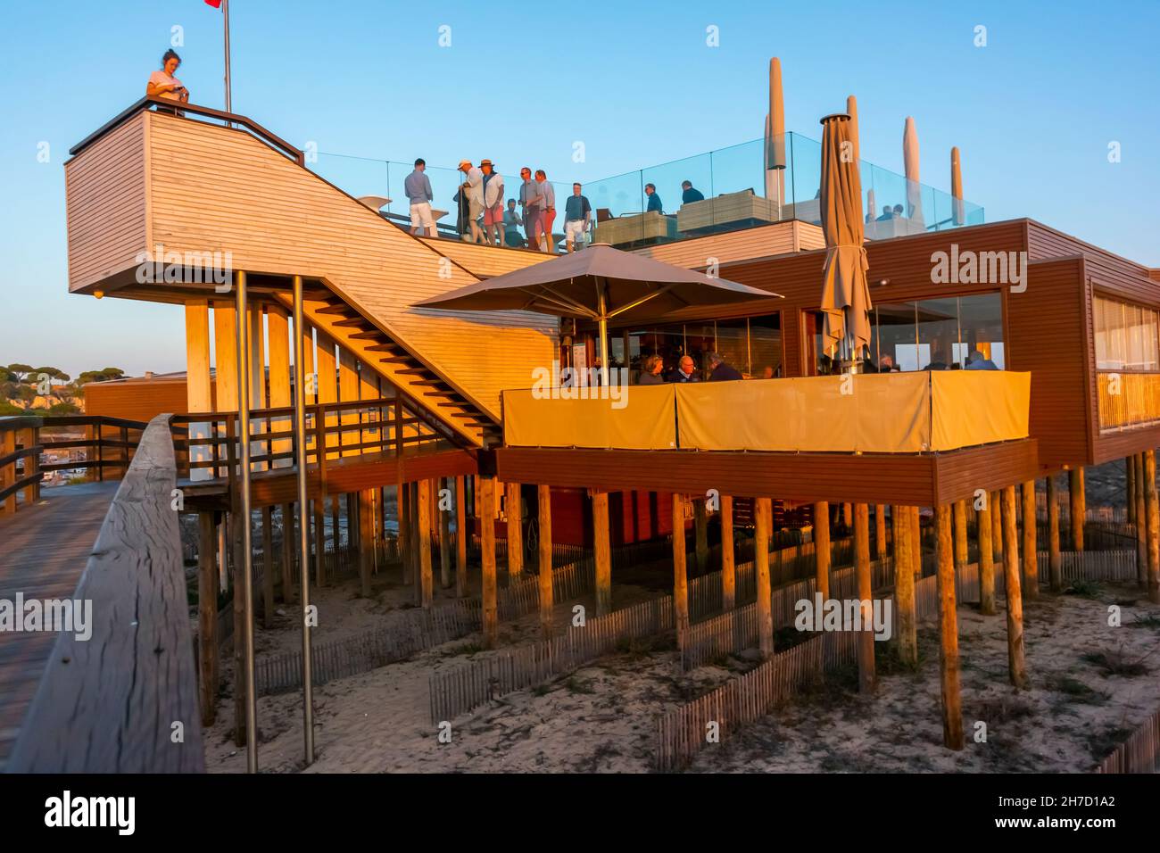 Almancil, Portugal, Strandszenen, Luxuriöses Meeresfrüchte-Restaurant, 2 Passos, Ancao Beach (Faro) im Freien, modernes Restaurant Stockfoto
