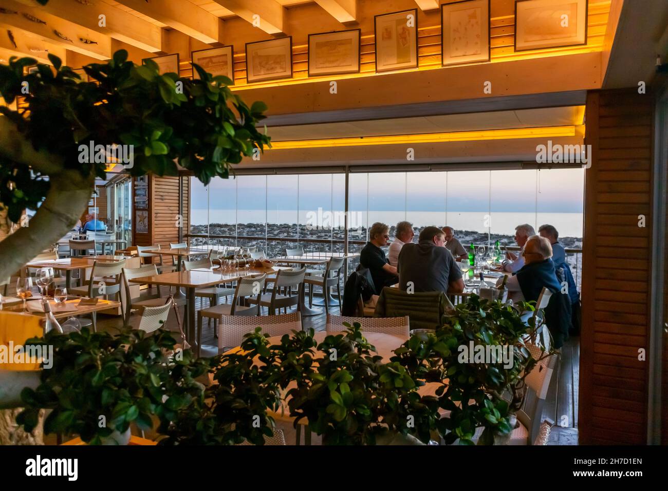 Almancil, Portugal, Gruppentouristen teilen ihre Mahlzeiten im luxuriösen Meeresfrüchte-Restaurant, '2 Passos', Ancao Beach (Faro), modernes Interieur, zeitgenössisches Restaurant Stockfoto