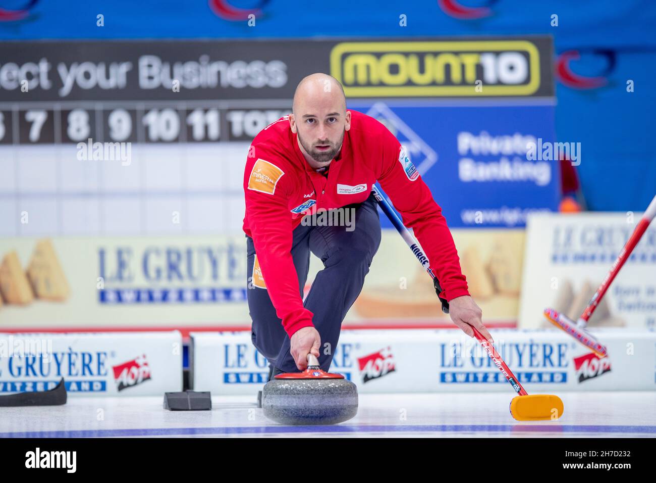 Lillehammer 20211120.Europameisterschaften im Curling für Männer. Norwegen und die Schweiz im Olympiapark in Lillehammer am Samstag. Markus Hoeiberg aus Norwegen in Aktion. Foto: Javad Parsa / NTB Stockfoto