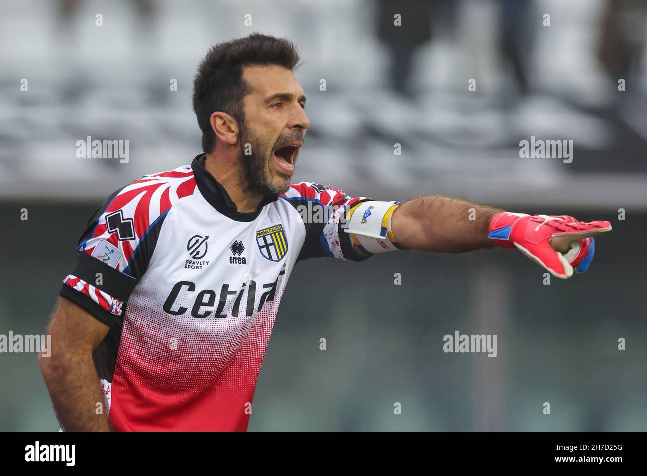 Parma, Italien. 21st. November 2021. Gianluigi Buffon von Parma Calcio trägt ein Gedenktrikot ähnlich wie bei seinem Debüt in Parma vor 26 Jahren am 19th. November 1995, reagiert während des Spiels der Serie B im Stadio Ennio Tardini, Parma. Bildnachweis sollte lauten: Jonathan Moscrop/Sportimage Kredit: Sportimage/Alamy Live Nachrichten Kredit: Sportimage/Alamy Live Nachrichten Stockfoto